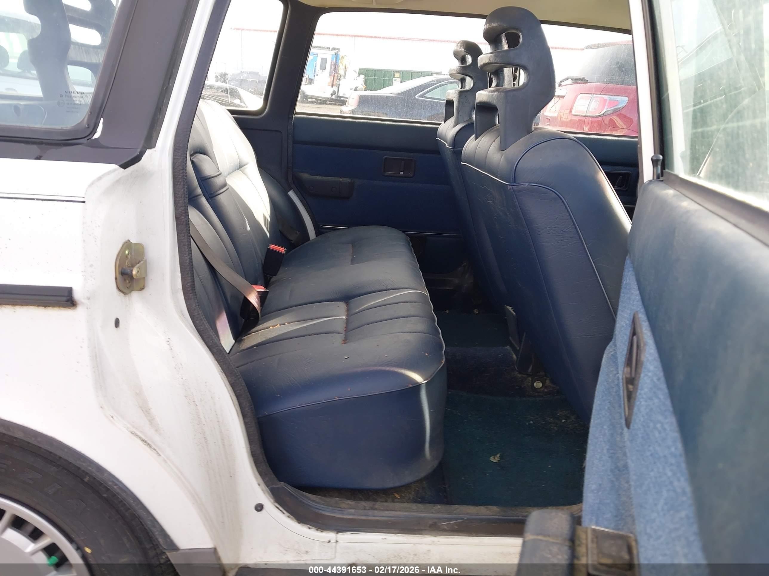 1992 Volvo 240   White vin: YV1AW8805N1933006