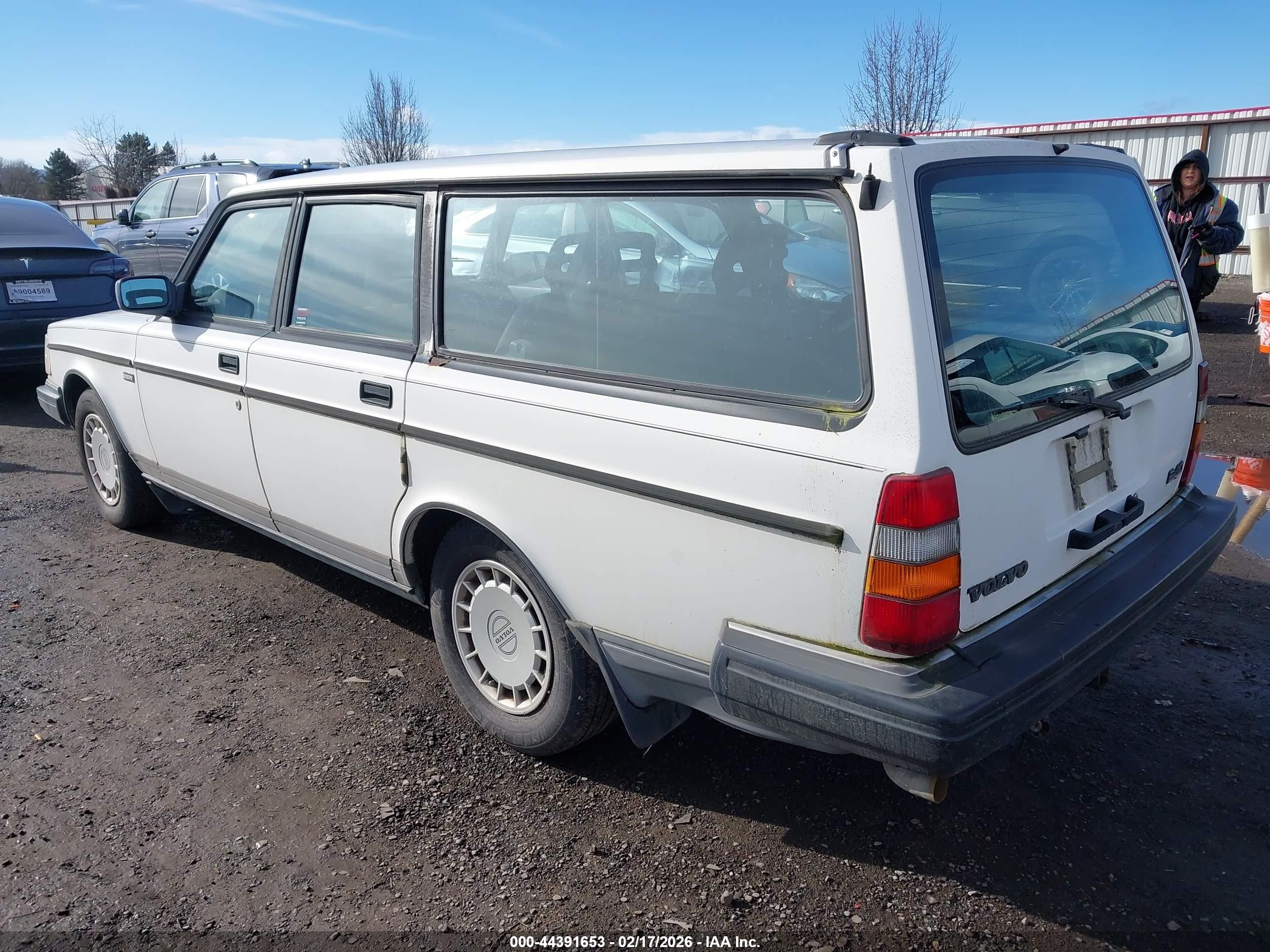 1992 Volvo 240   White vin: YV1AW8805N1933006