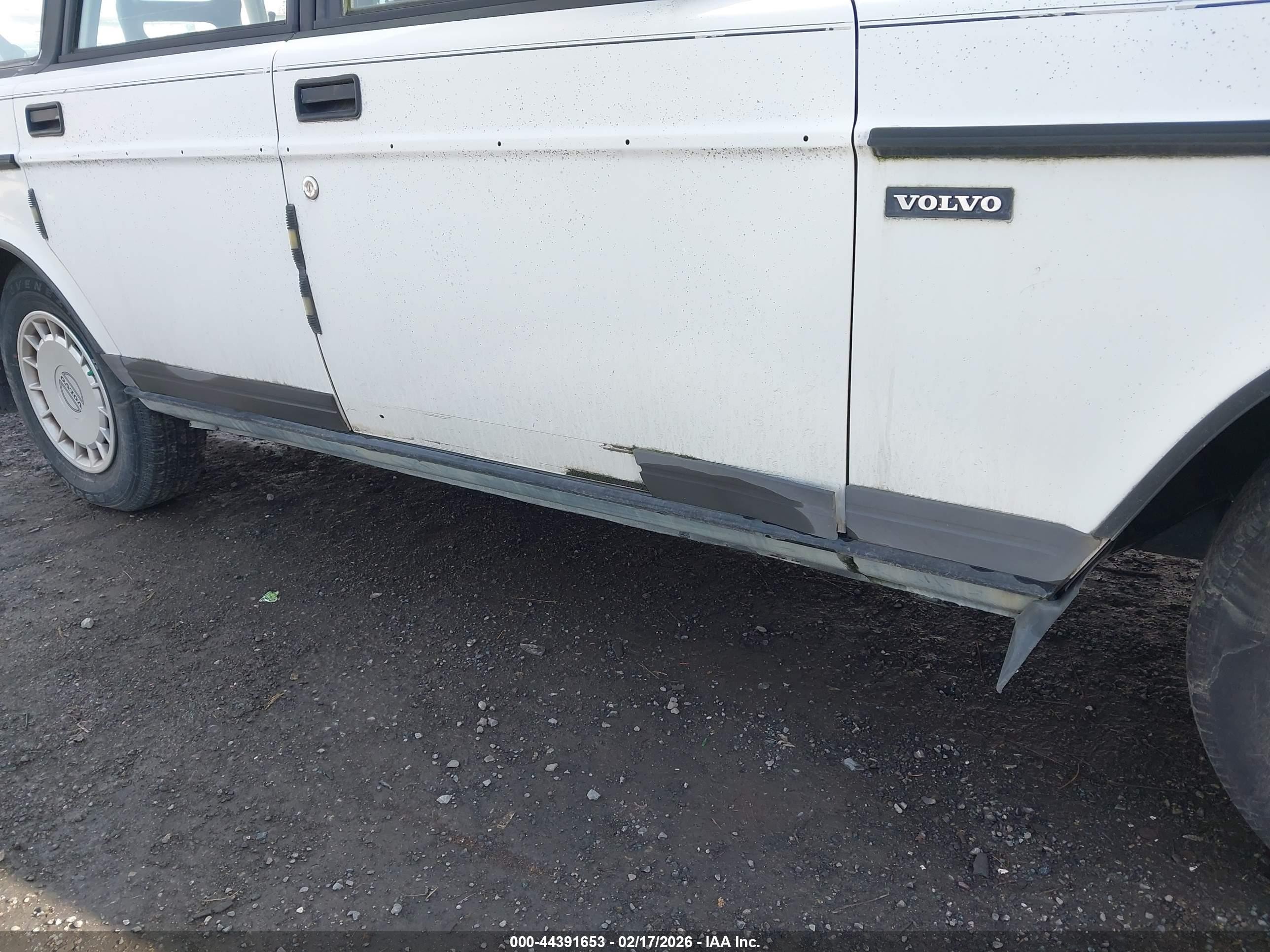 1992 Volvo 240   White vin: YV1AW8805N1933006