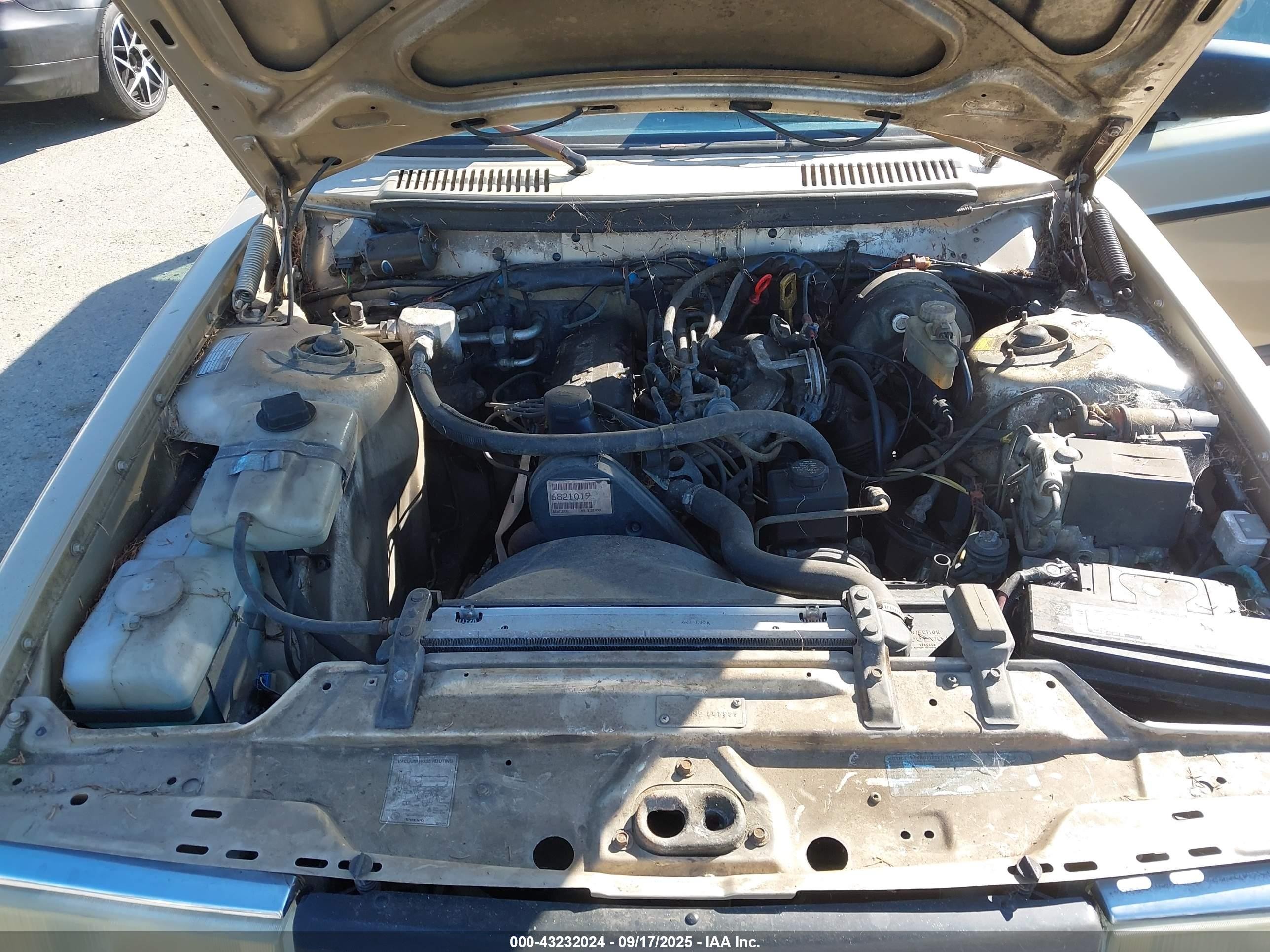 1992 Volvo 240   Золотой vin: YV1AW8810N1920138