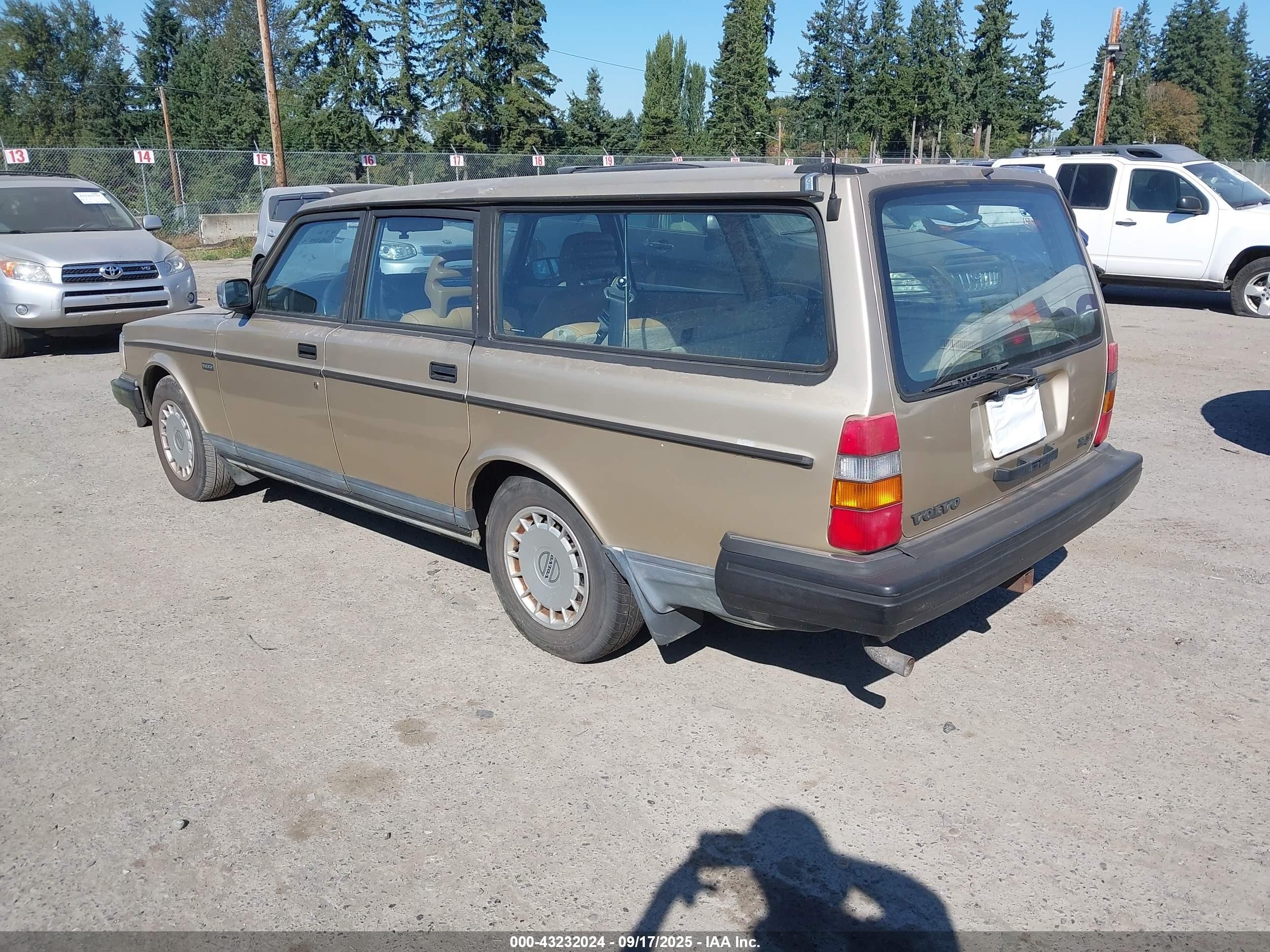 1992 Volvo 240   Золотой vin: YV1AW8810N1920138