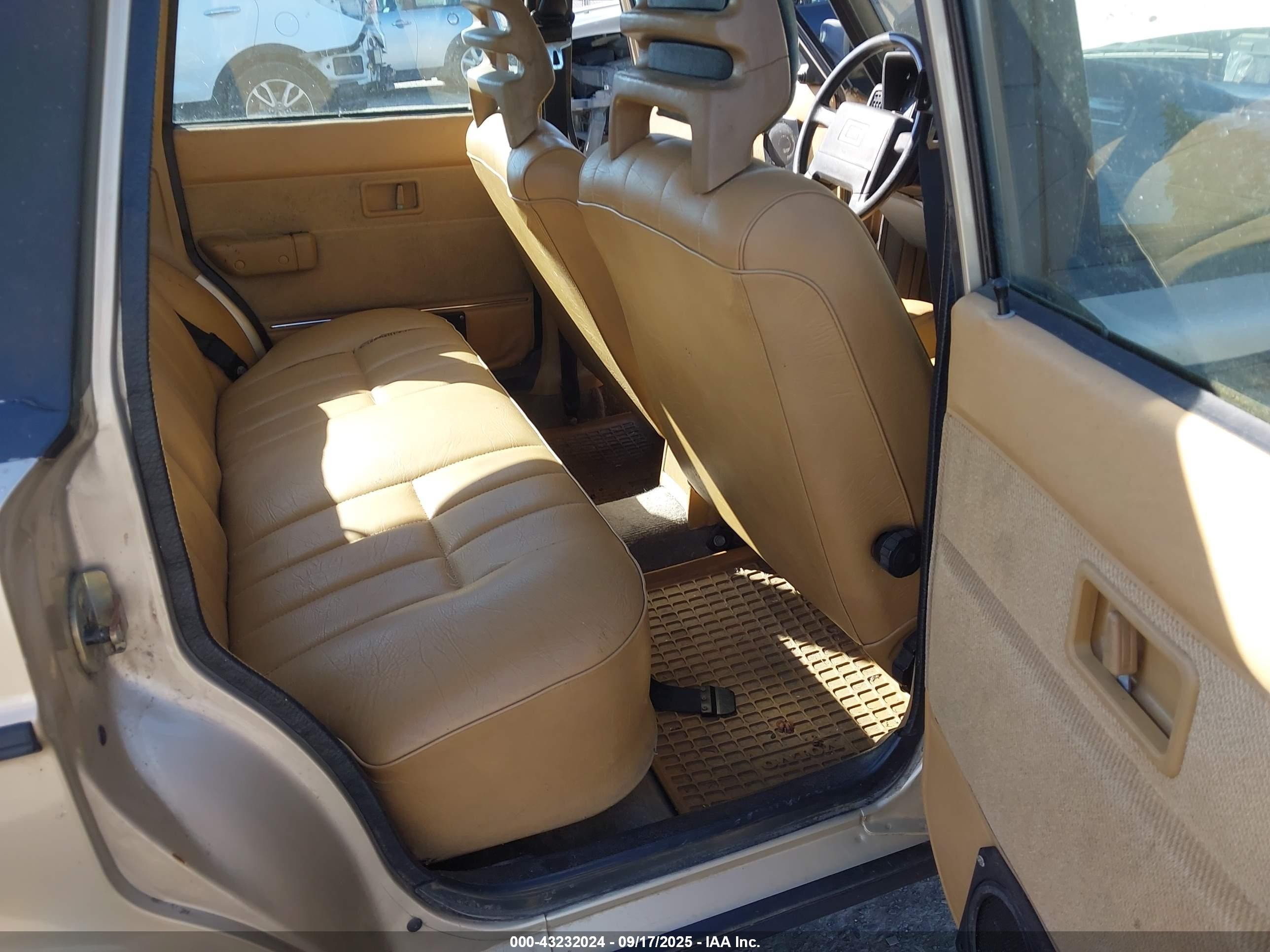 1992 Volvo 240   Золотой vin: YV1AW8810N1920138