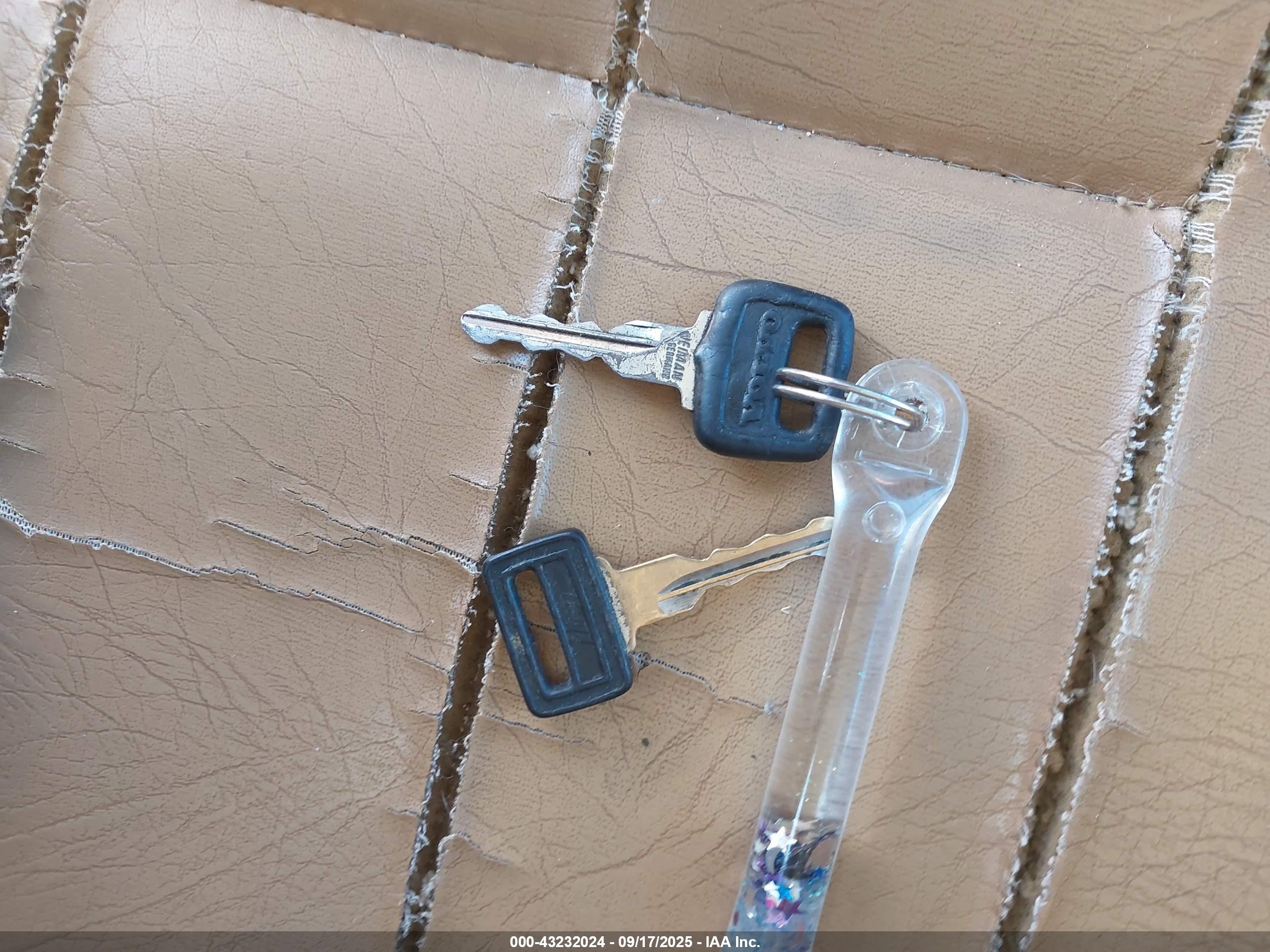 1992 Volvo 240   Золотой vin: YV1AW8810N1920138