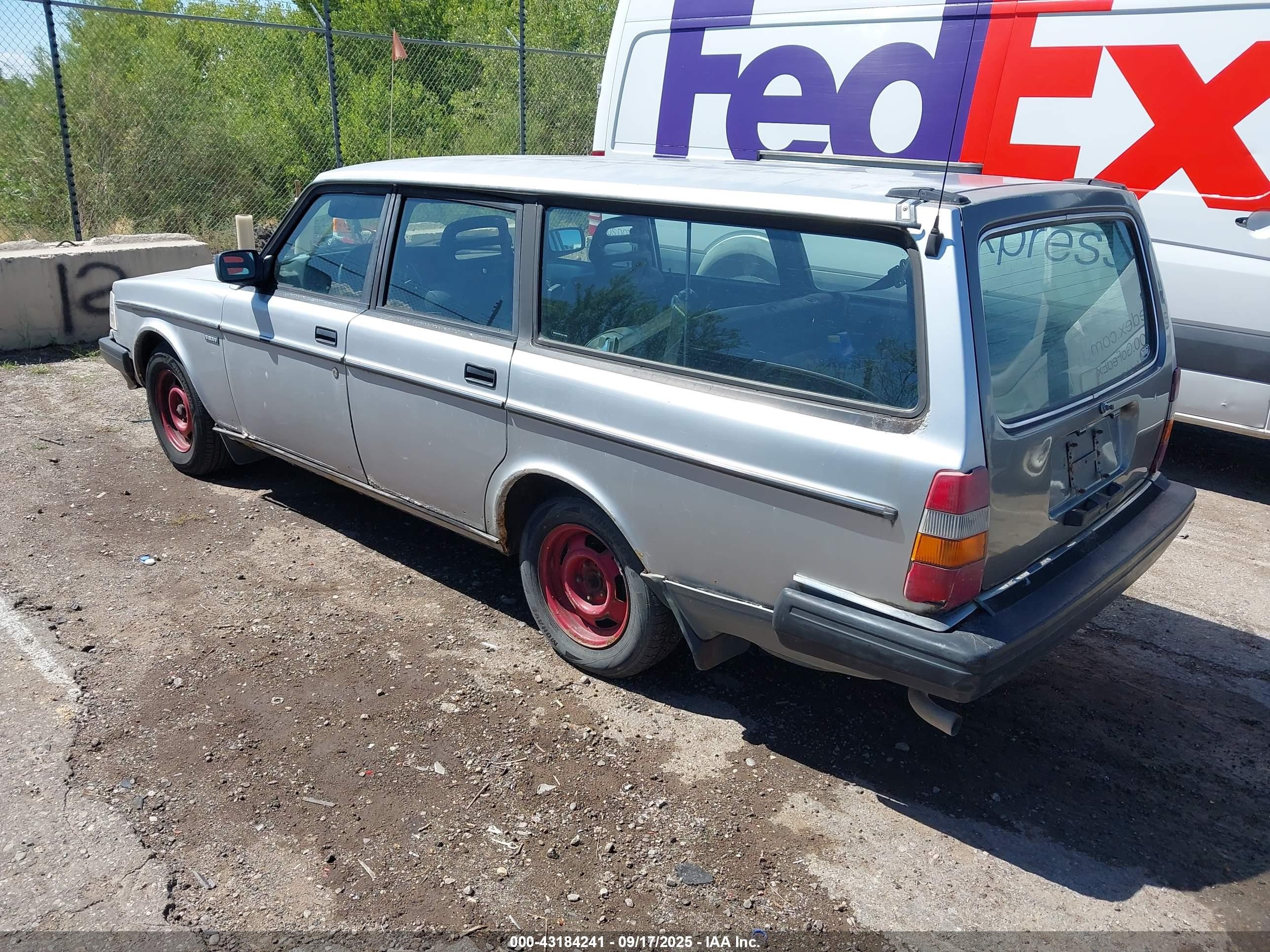 1992 Volvo 240   Silver vin: YV1AW8816N1924436