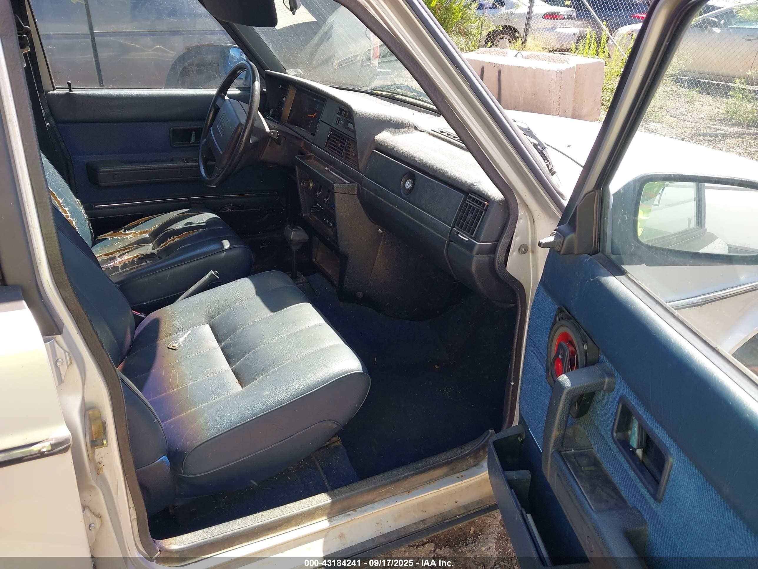 1992 Volvo 240   Silver vin: YV1AW8816N1924436
