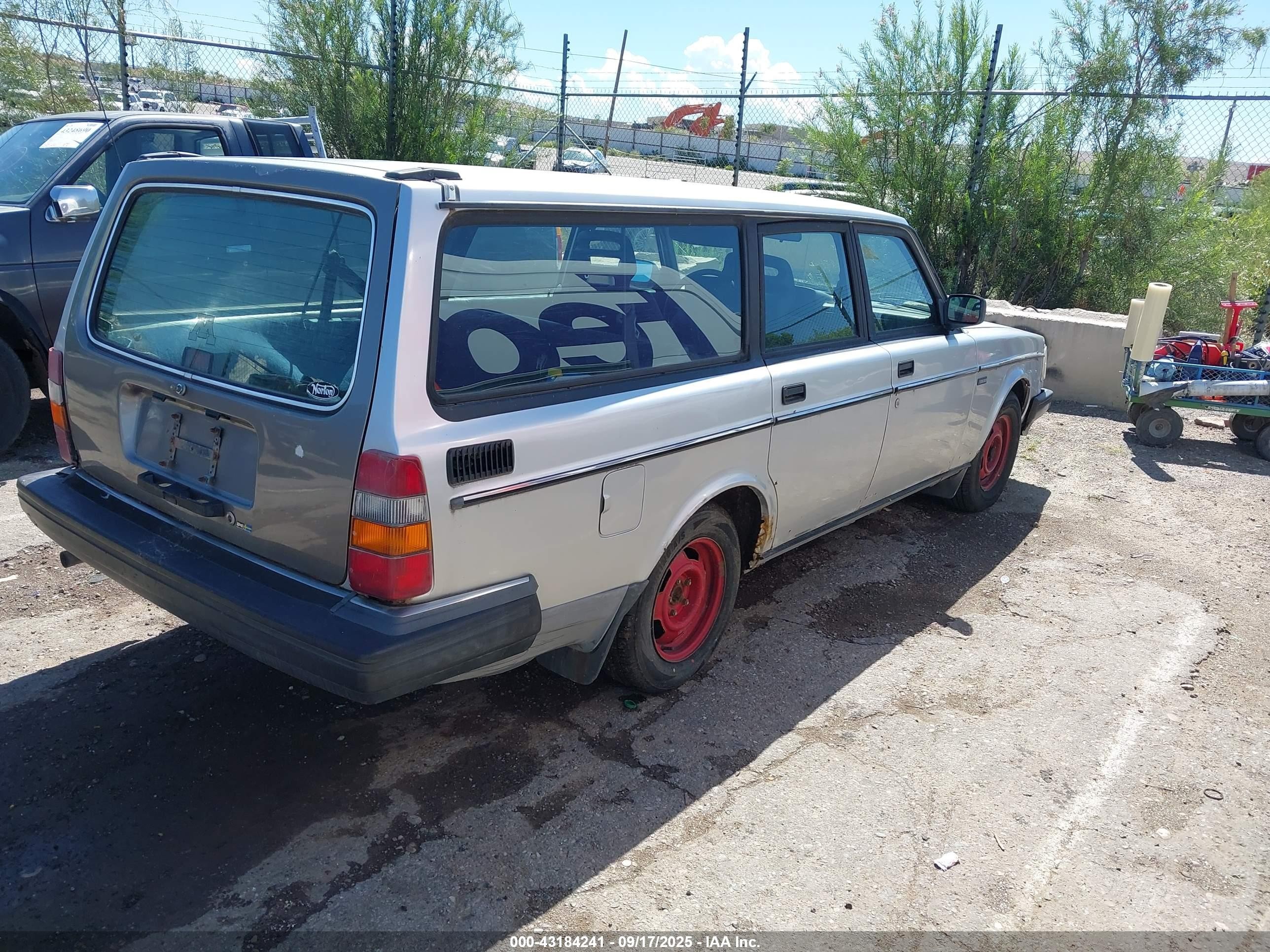 1992 Volvo 240   Silver vin: YV1AW8816N1924436