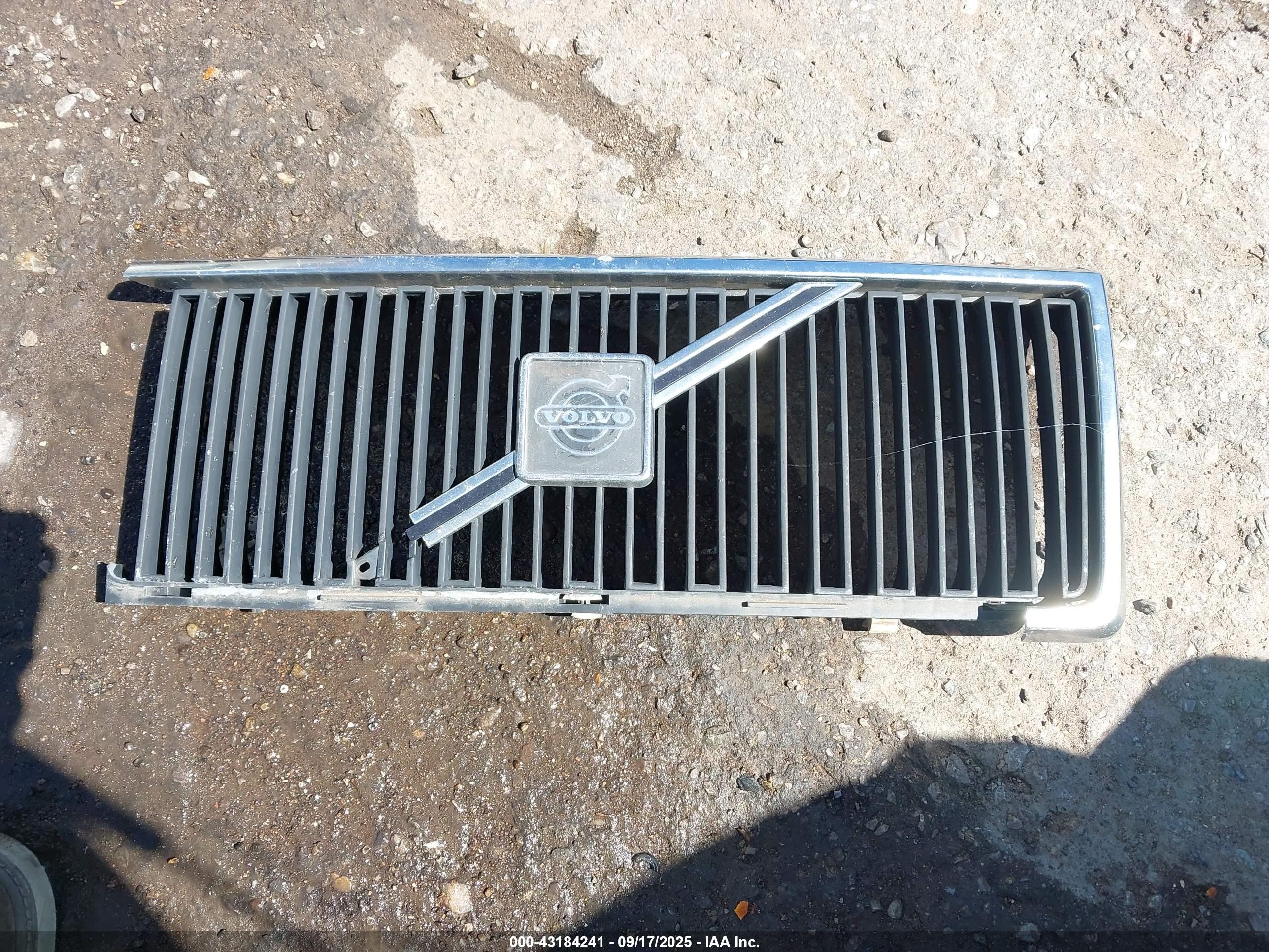 1992 Volvo 240   Silver vin: YV1AW8816N1924436