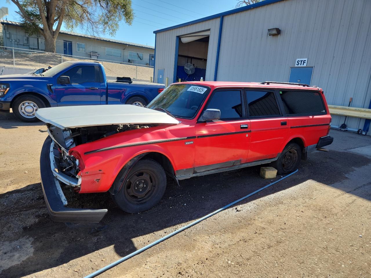 1992 Volvo 240 Red vin: YV1AW8819N1938847
