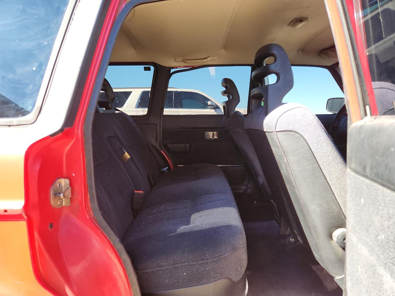 1992 Volvo 240 Red vin: YV1AW8819N1938847