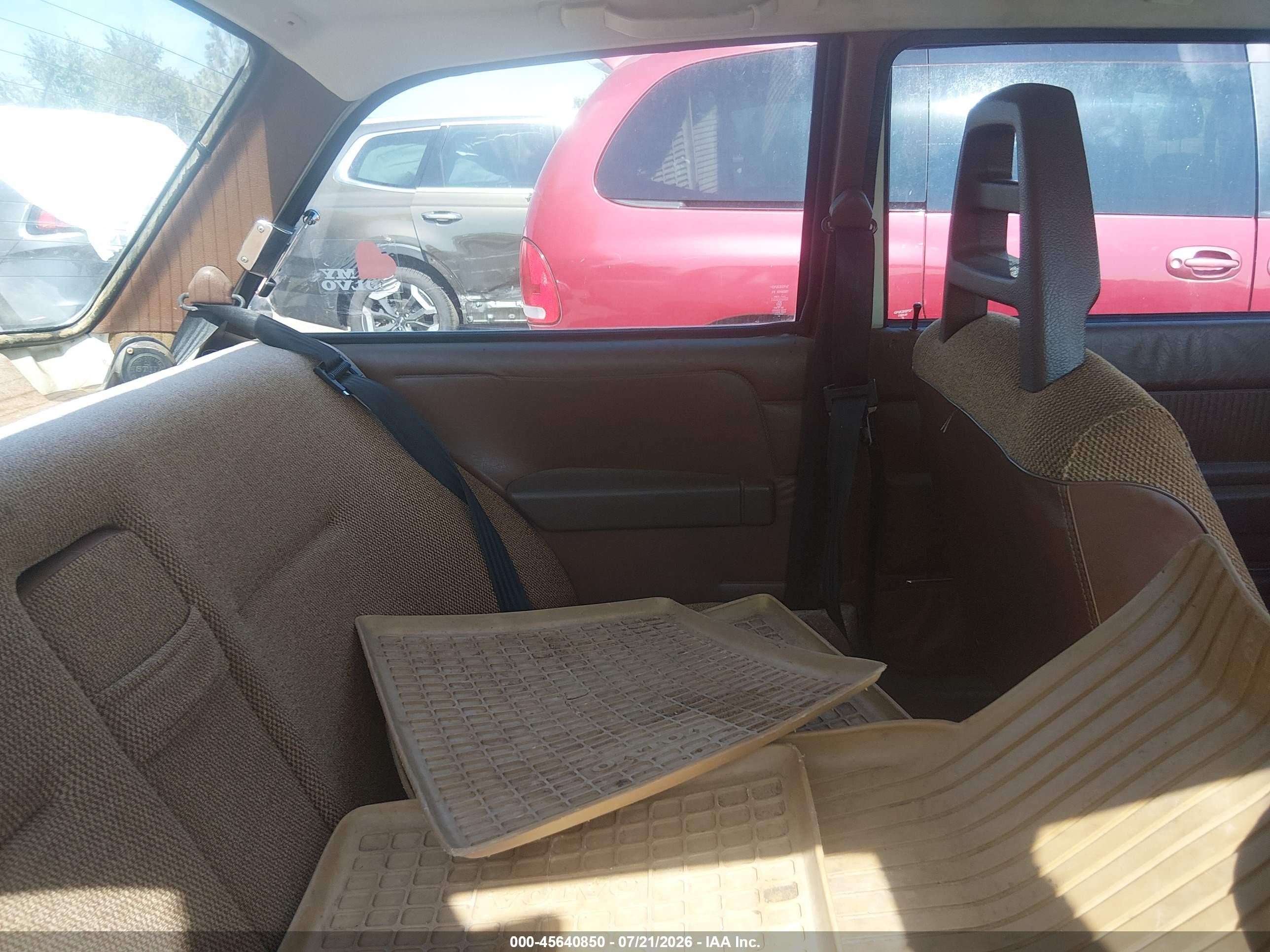 1982 Volvo 242 Dl White vin: YV1AX4921C1214239