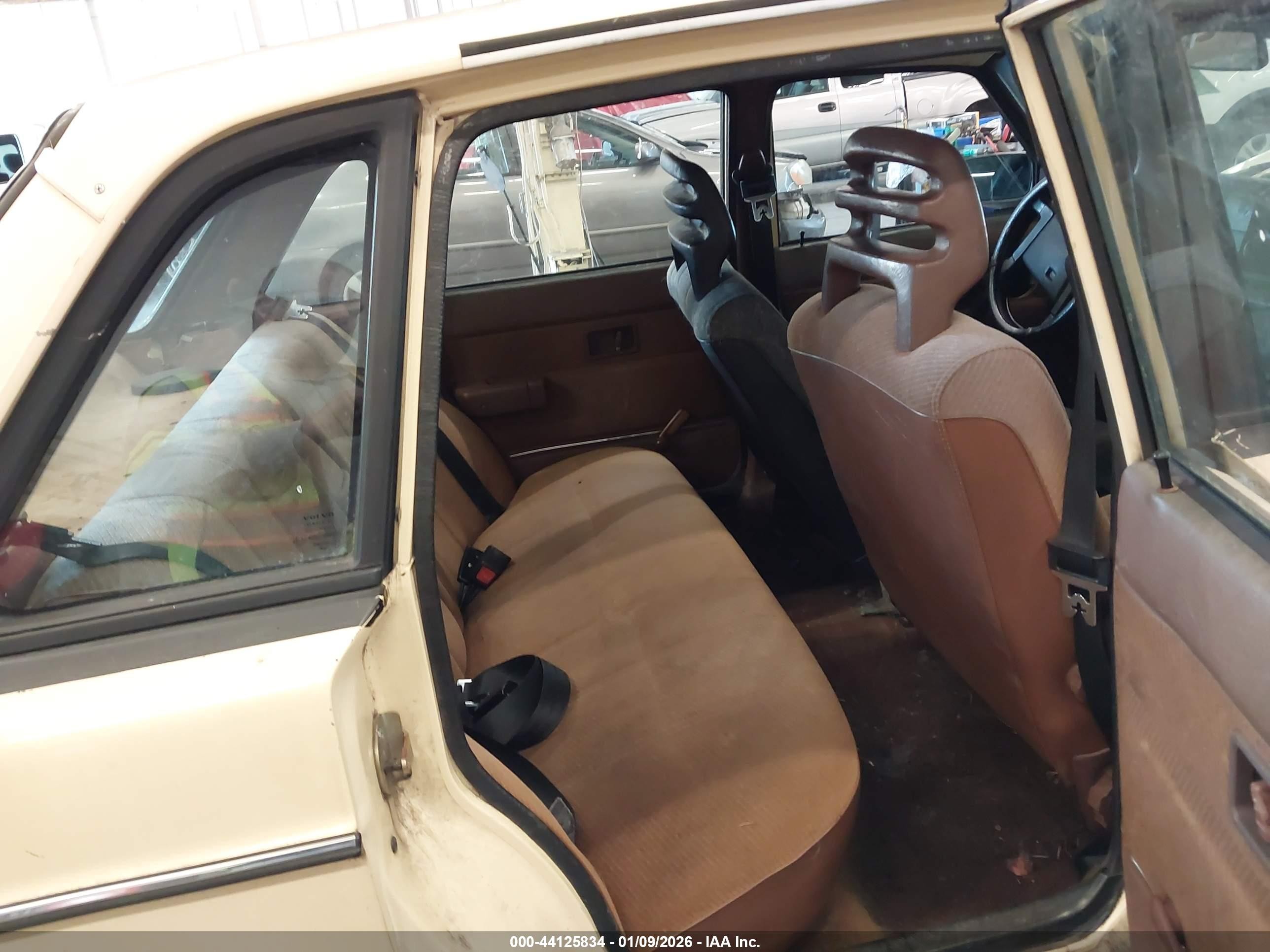 1987 Volvo 244 Dl/gl Желтый vin: YV1AX8849H1253789