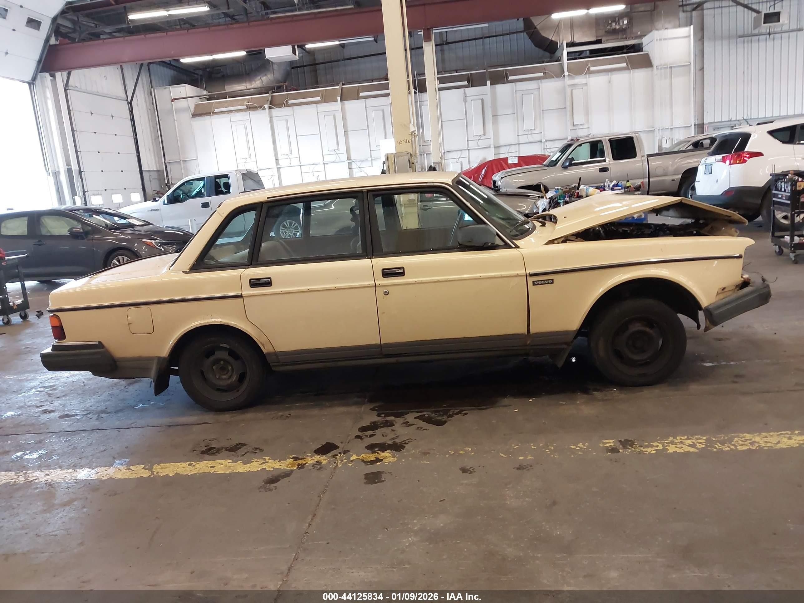 1987 Volvo 244 Dl/gl Желтый vin: YV1AX8849H1253789