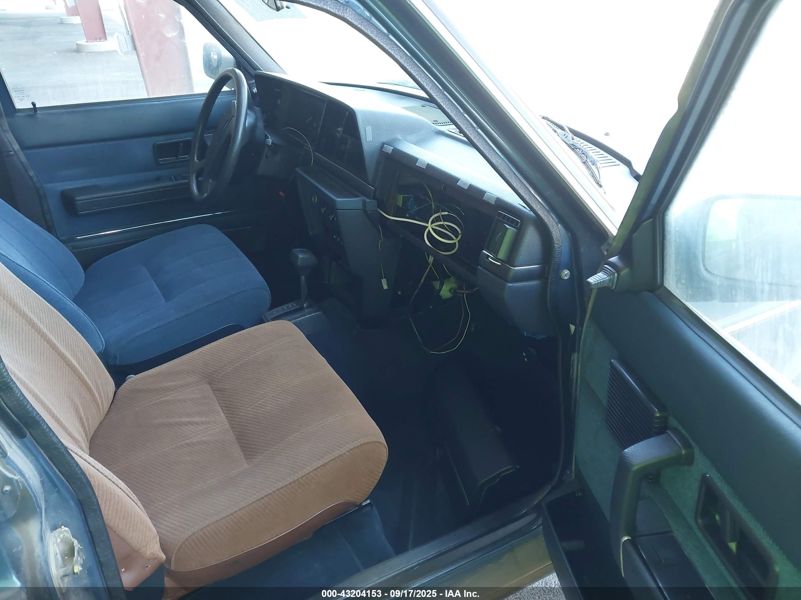 1989 Volvo 244 Dl/gl Blue vin: YV1AX884XK1383085
