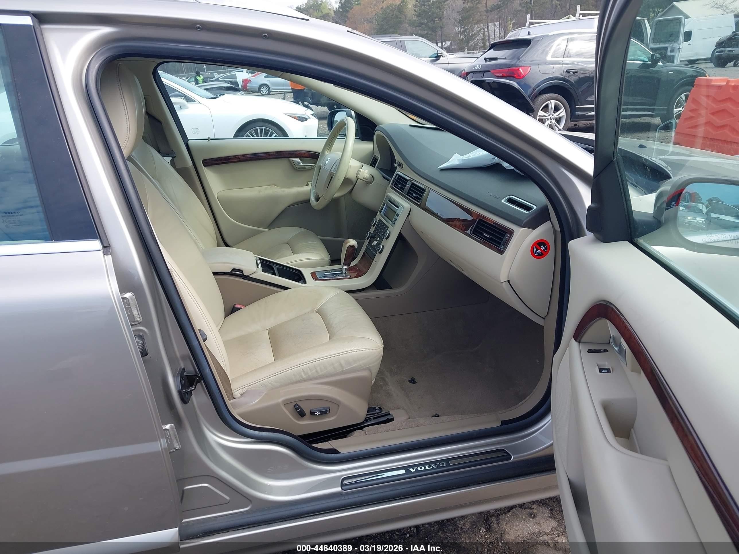 2008 Volvo V70 3.2 Tan vin: YV1BW982481012203