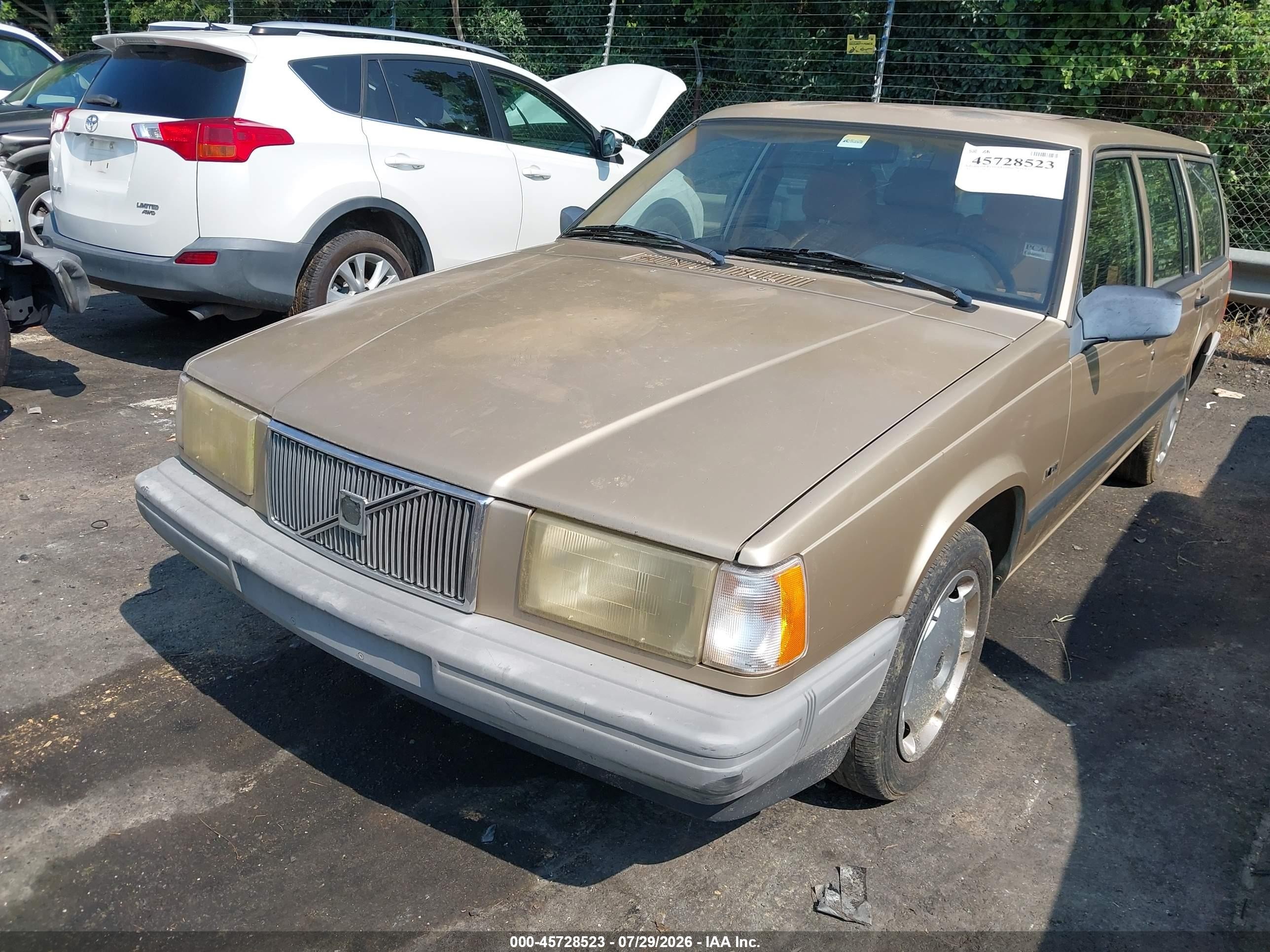 1991 Volvo 740   Gold vin: YV1FA8858M2333539