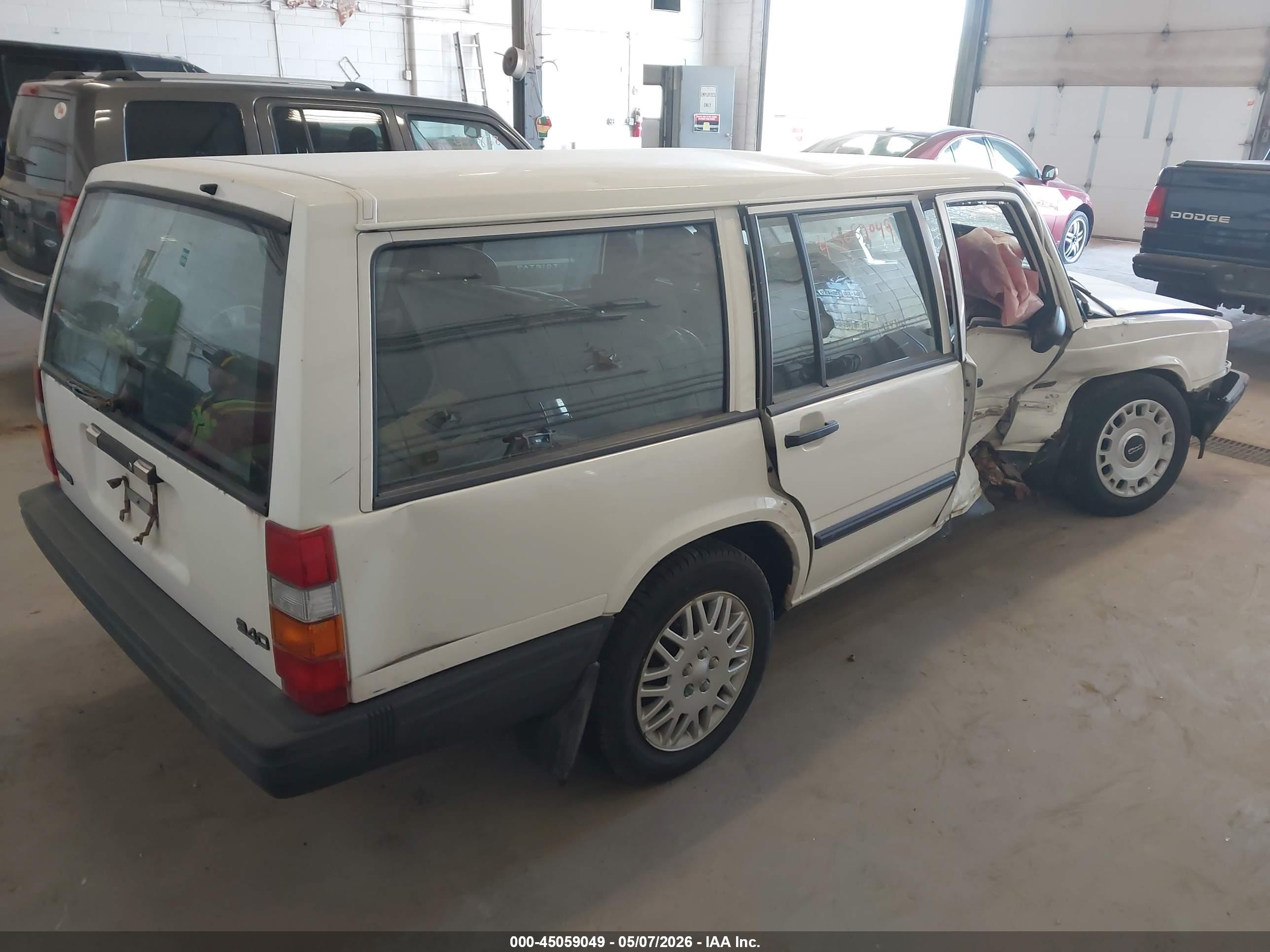 1995 Volvo 940   White vin: YV1JW8313S3154994