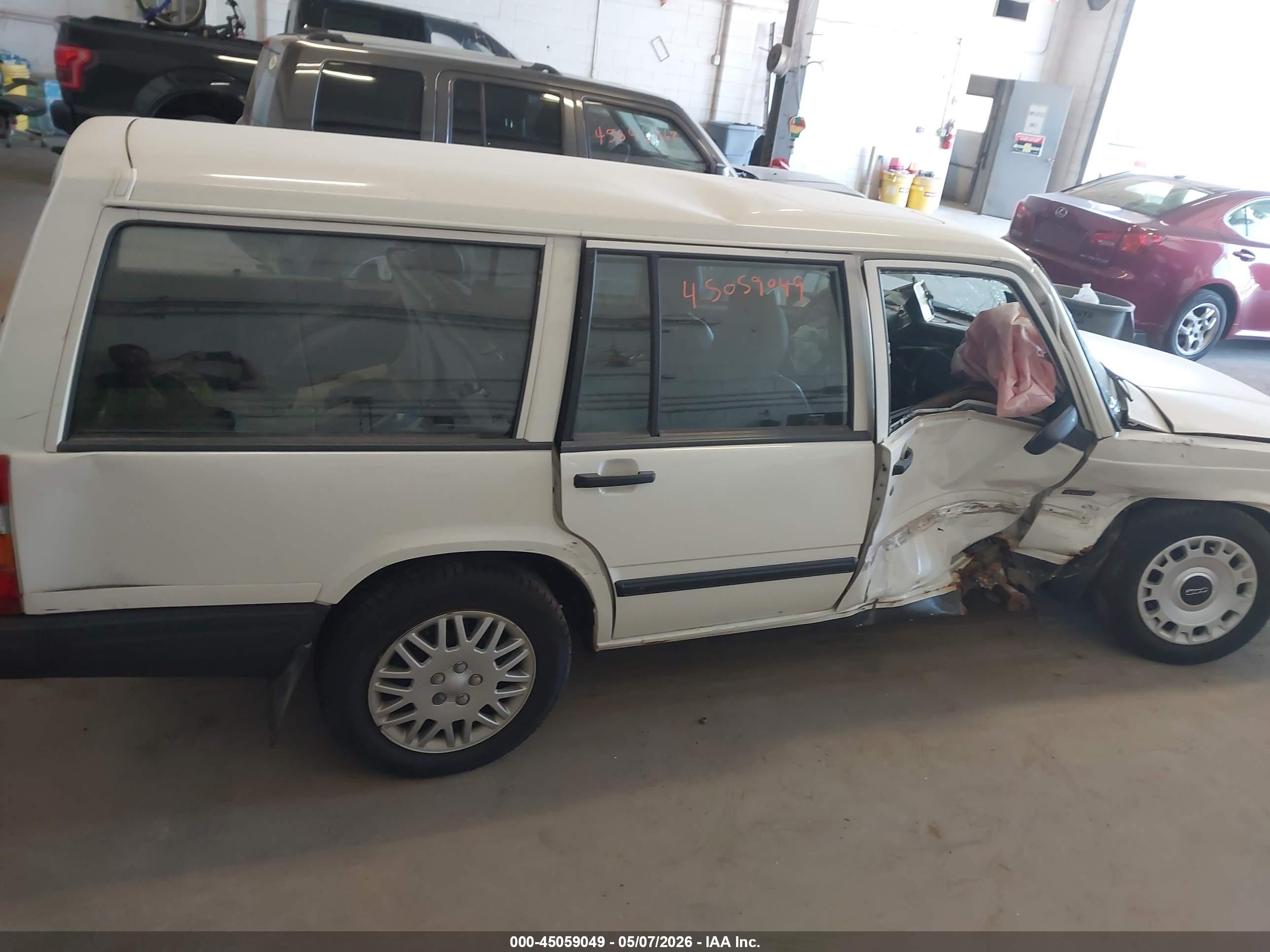 1995 Volvo 940   White vin: YV1JW8313S3154994
