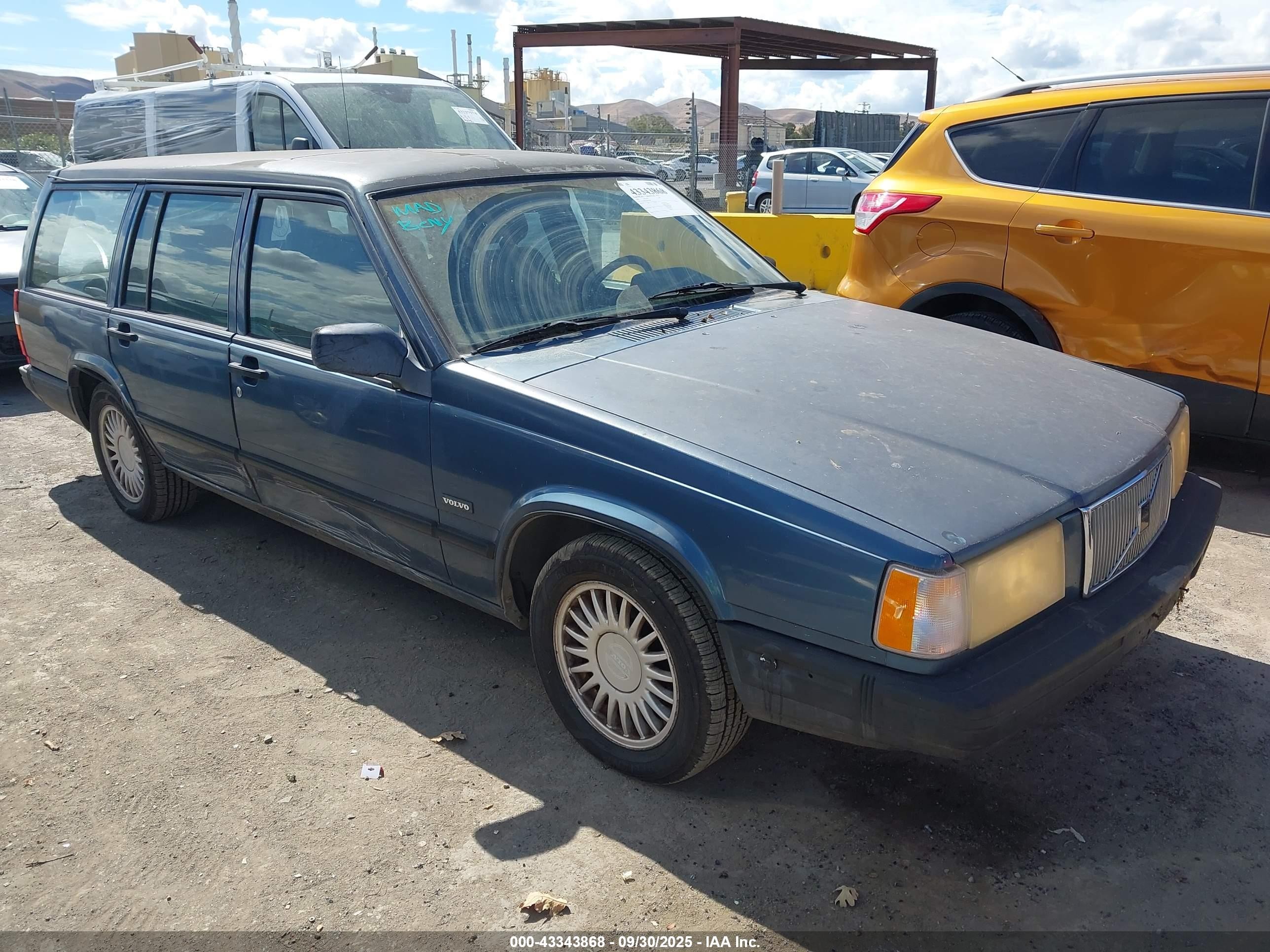 1993 Volvo 940   Blue vin: YV1JW8318P1076988