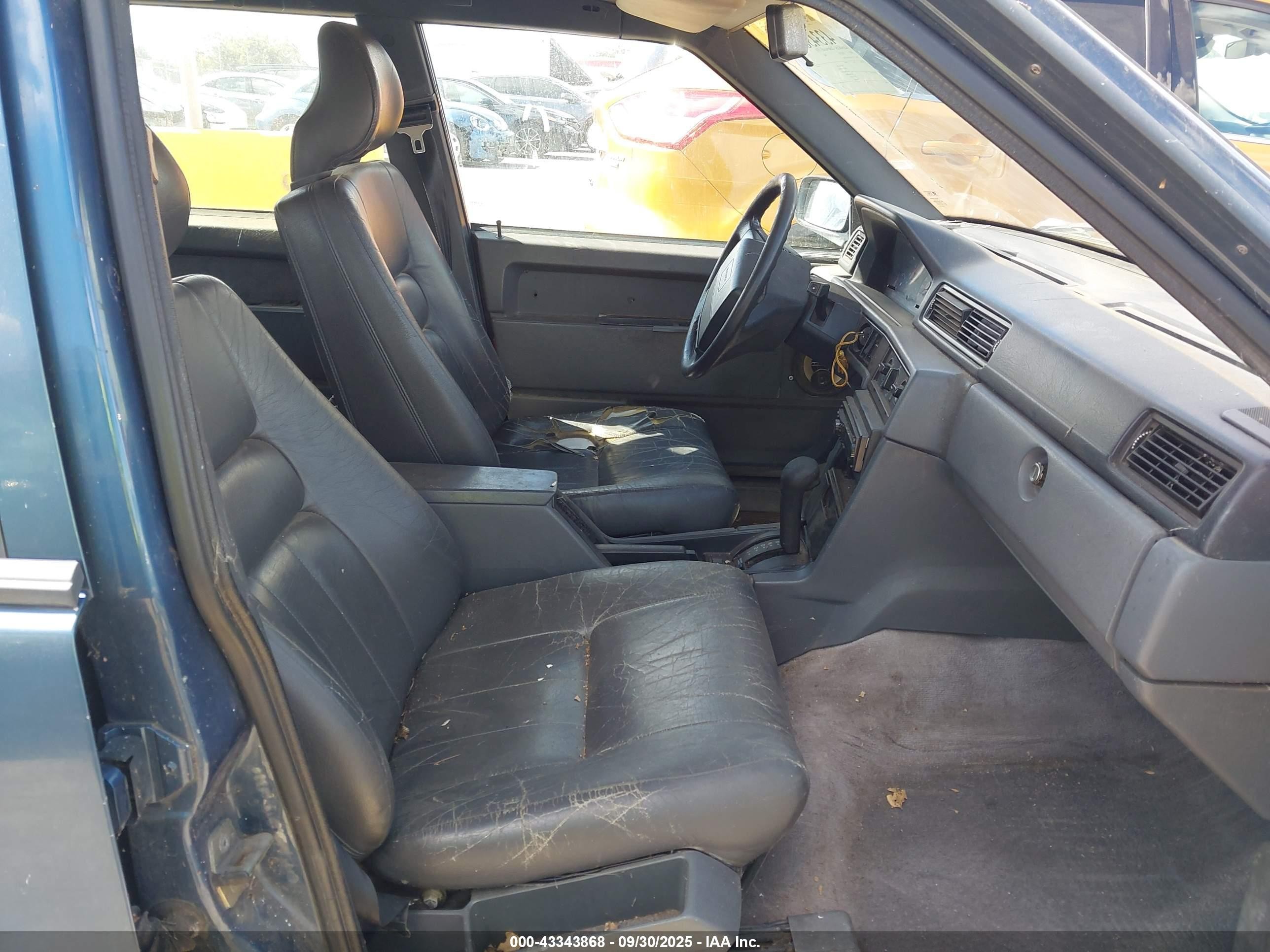 1993 Volvo 940   Blue vin: YV1JW8318P1076988