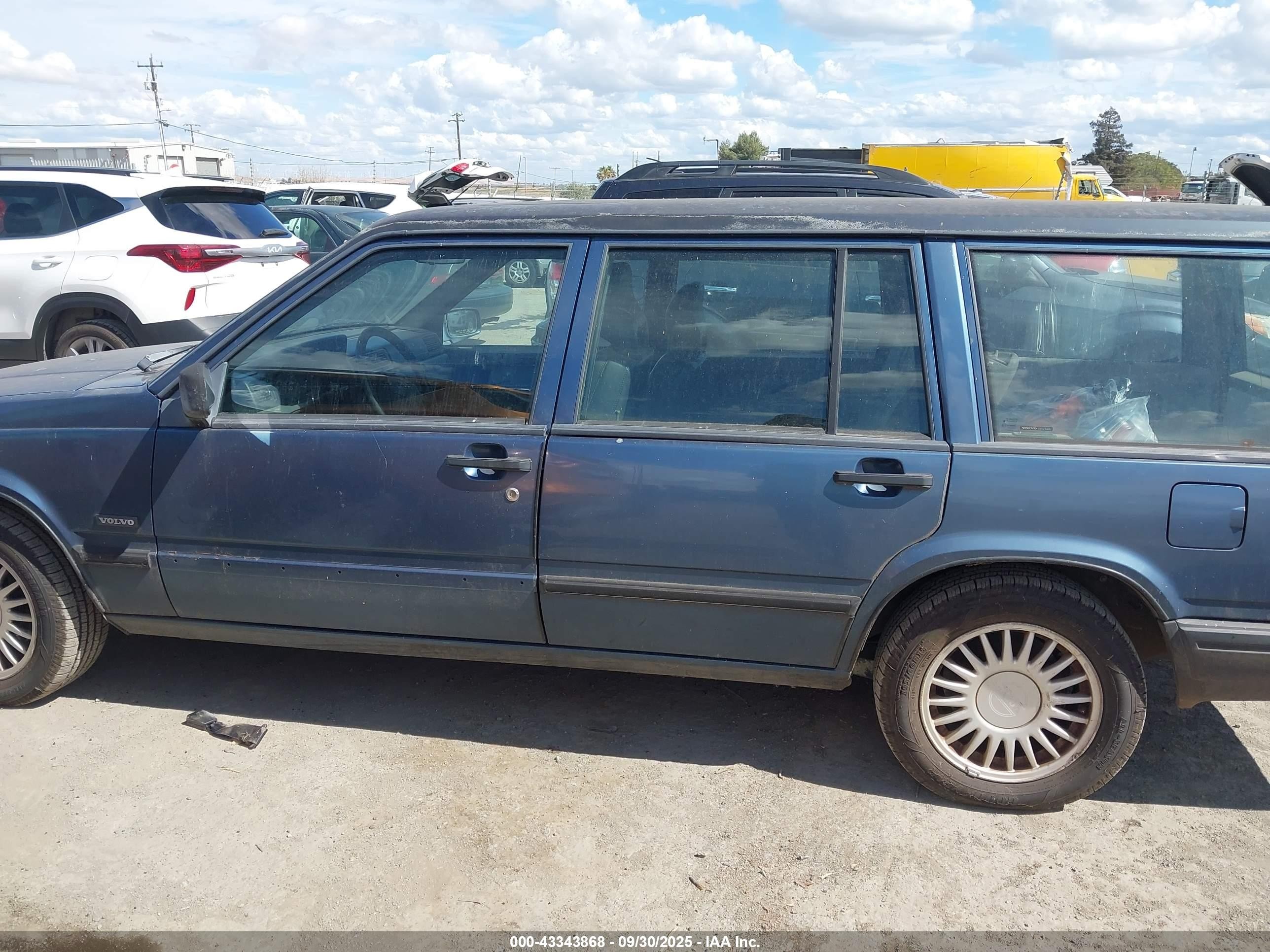 1993 Volvo 940   Blue vin: YV1JW8318P1076988