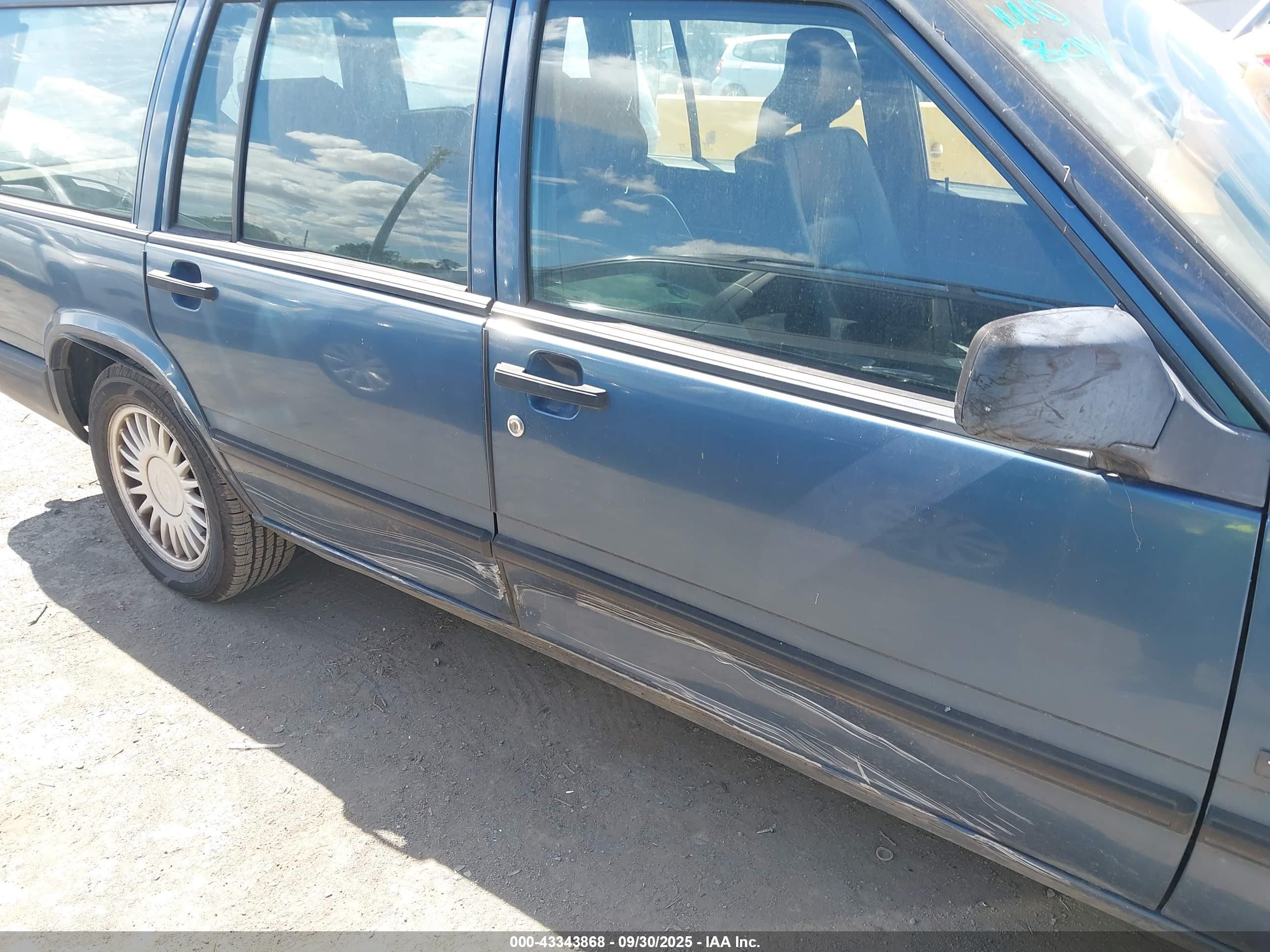 1993 Volvo 940   Blue vin: YV1JW8318P1076988