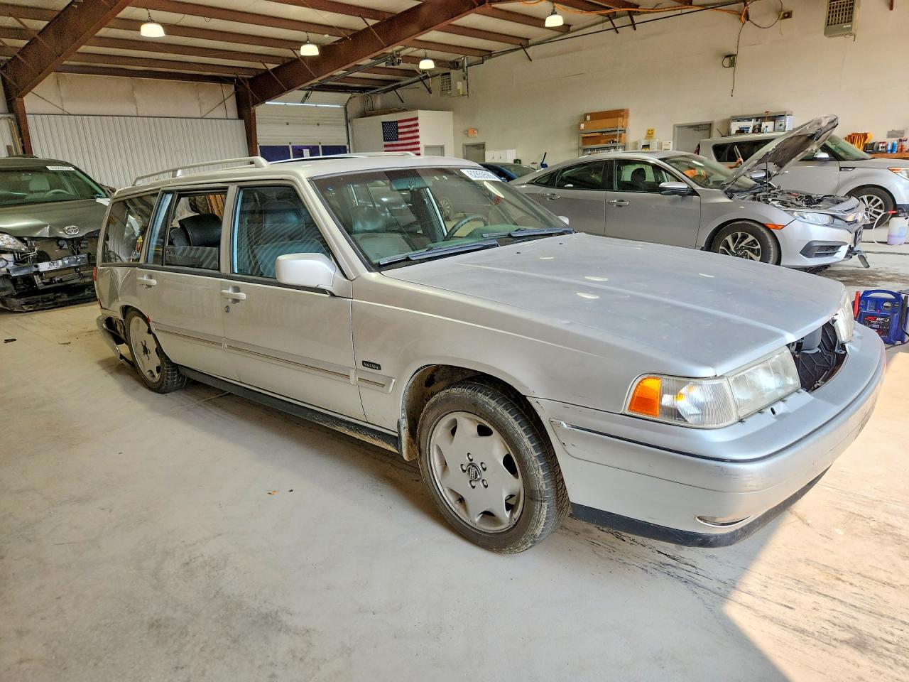 1998 Volvo V90 Silver vin: YV1KW9604W1045278