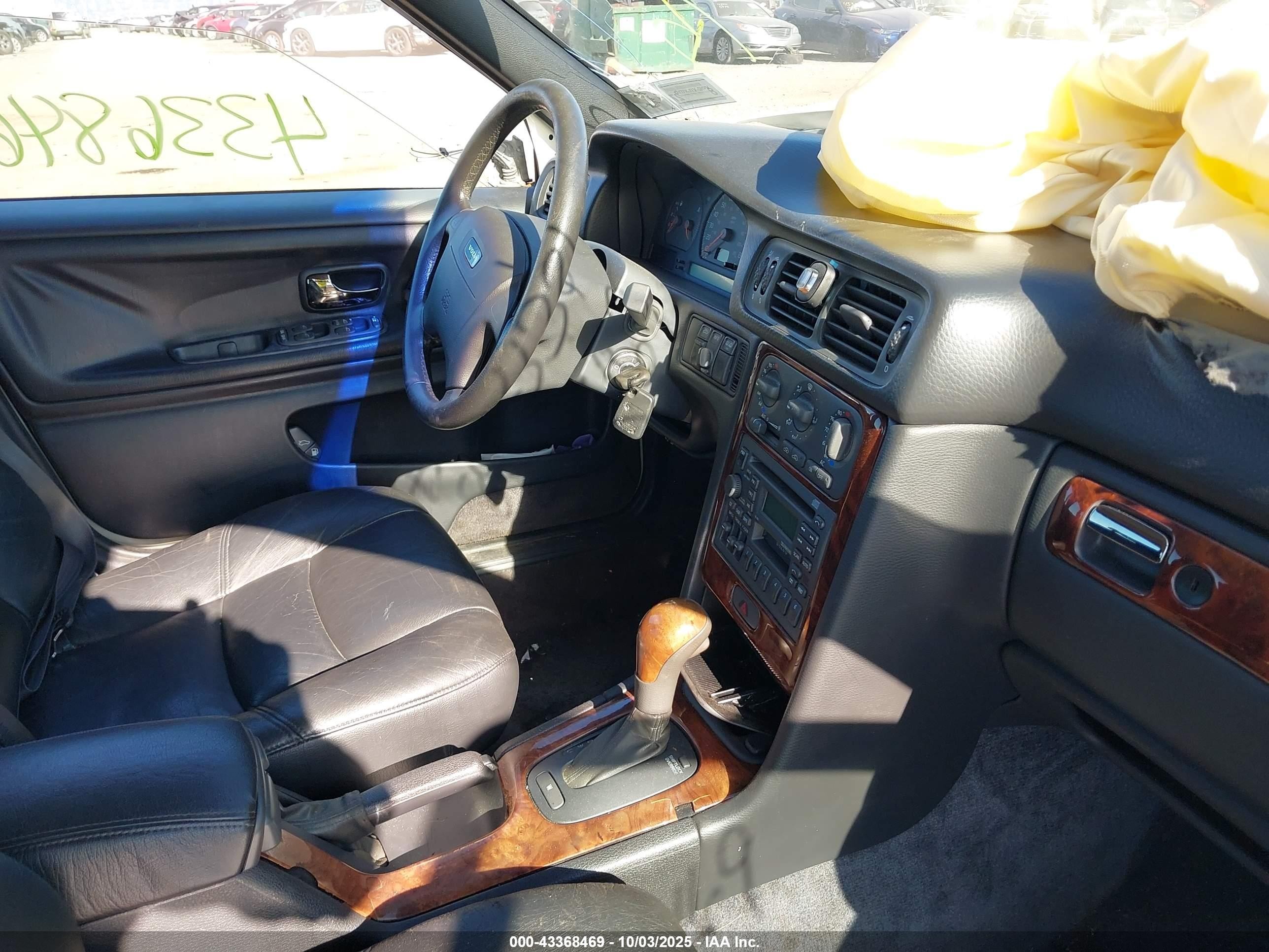 1999 Volvo S70   Белый vin: YV1LT56D6X2579547