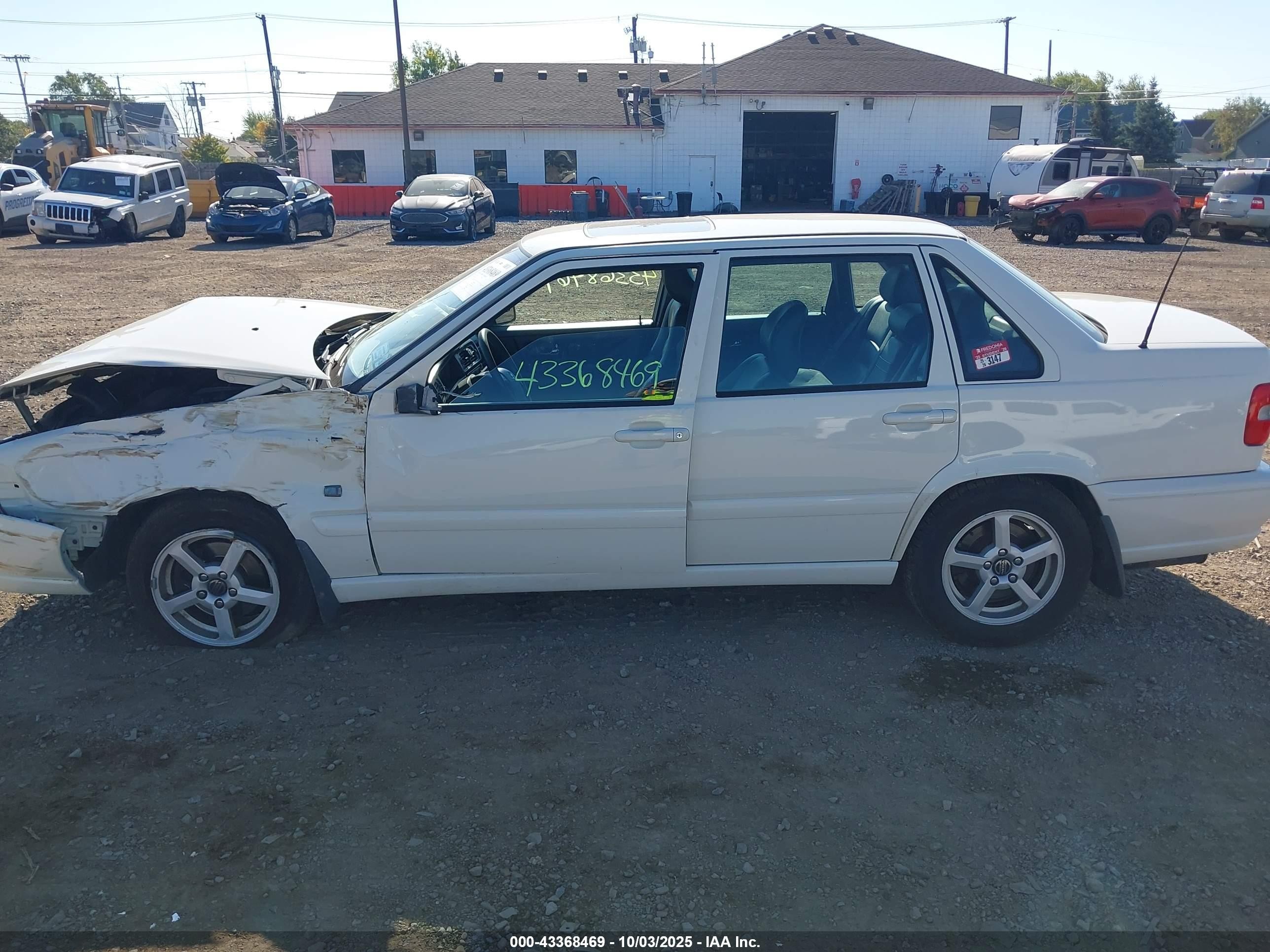 1999 Volvo S70   Белый vin: YV1LT56D6X2579547