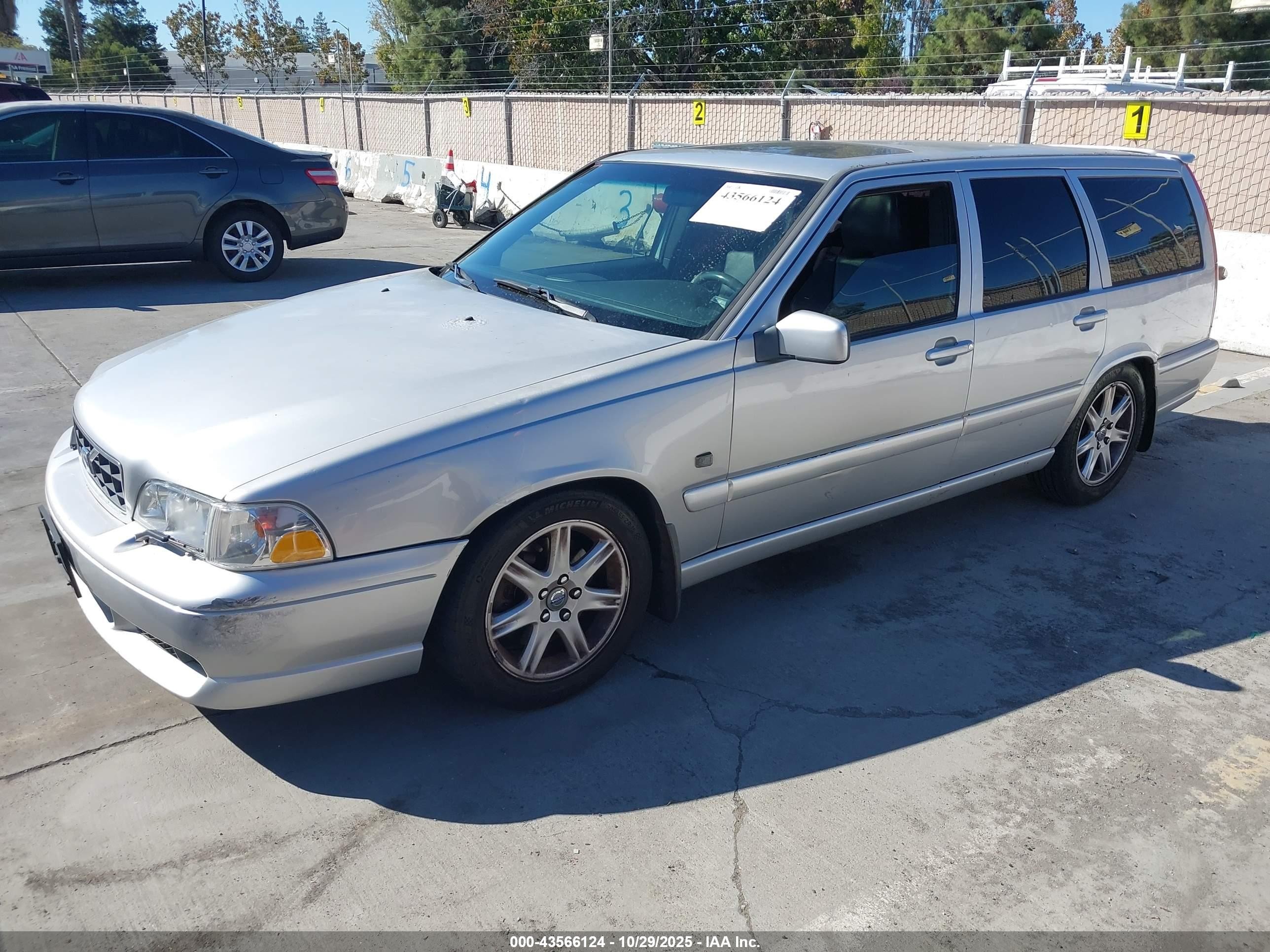 1999 Volvo V70 T5 Silver vin: YV1LW53D7X2602006