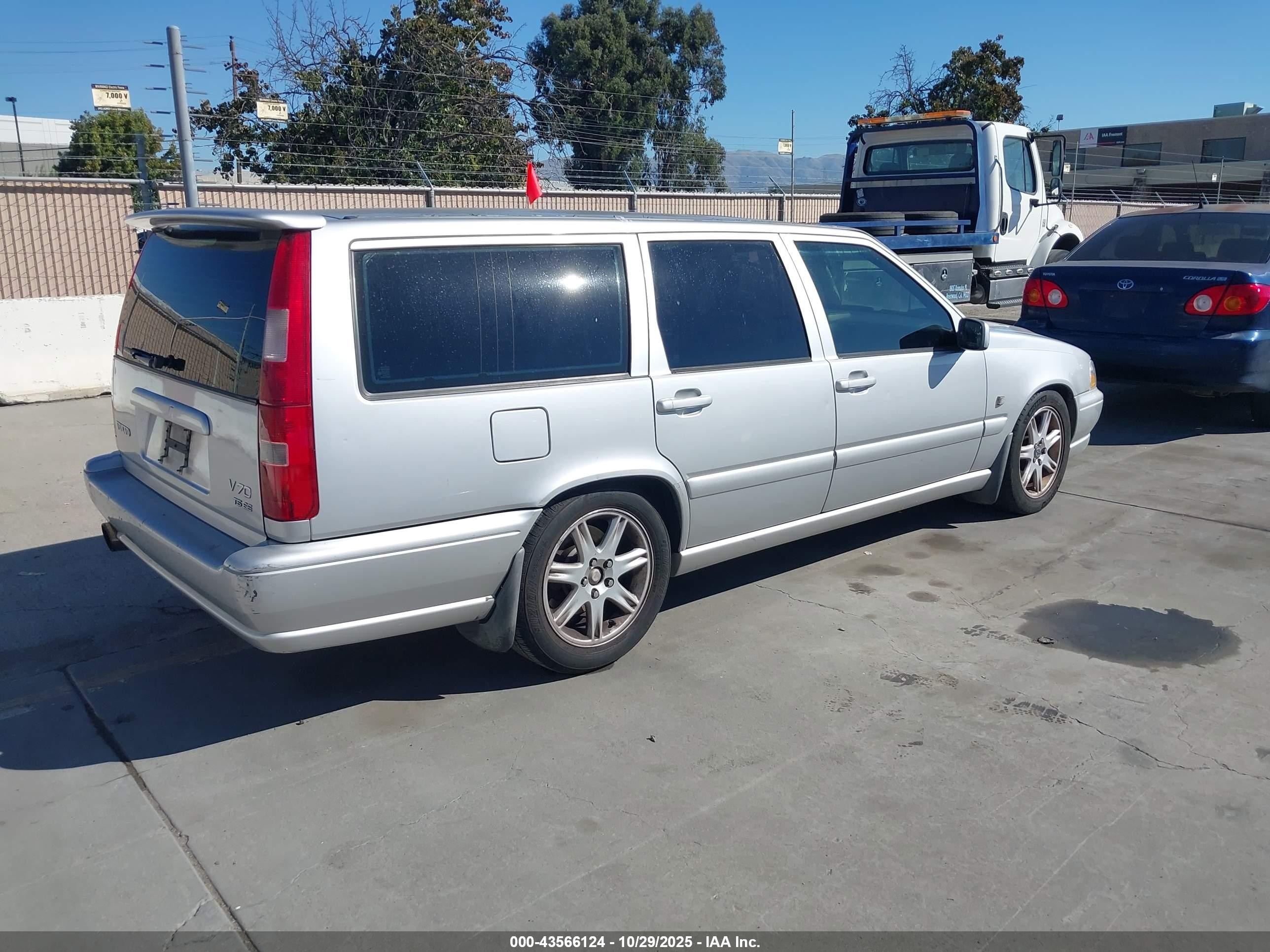1999 Volvo V70 T5 Silver vin: YV1LW53D7X2602006