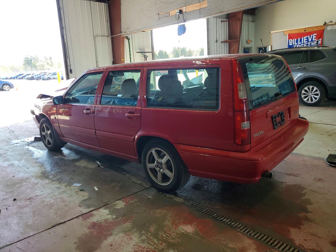 1999 Volvo V70 Red vin: YV1LW55A0X2621404