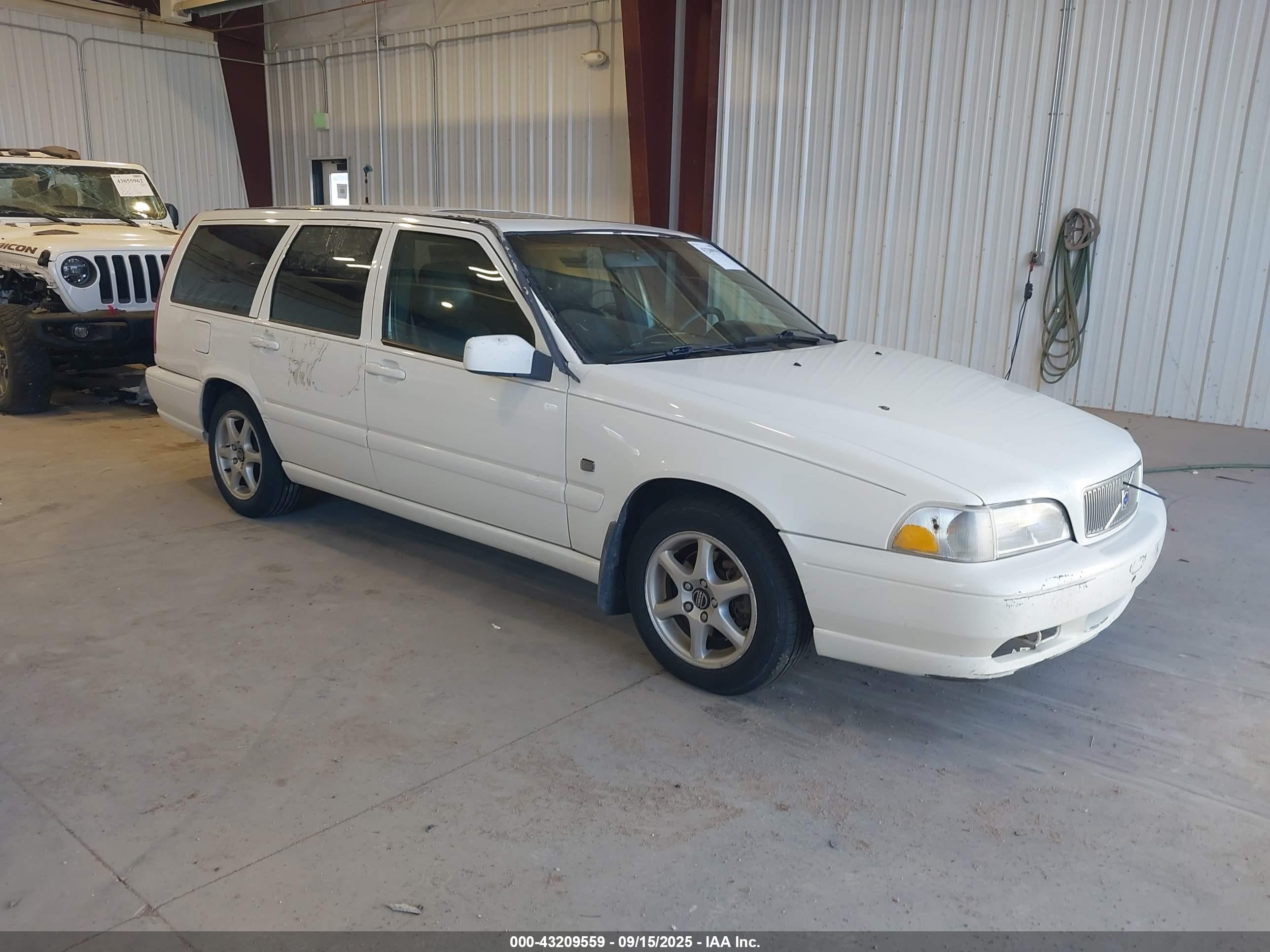 1999 Volvo V70   White vin: YV1LW55A1X2566705
