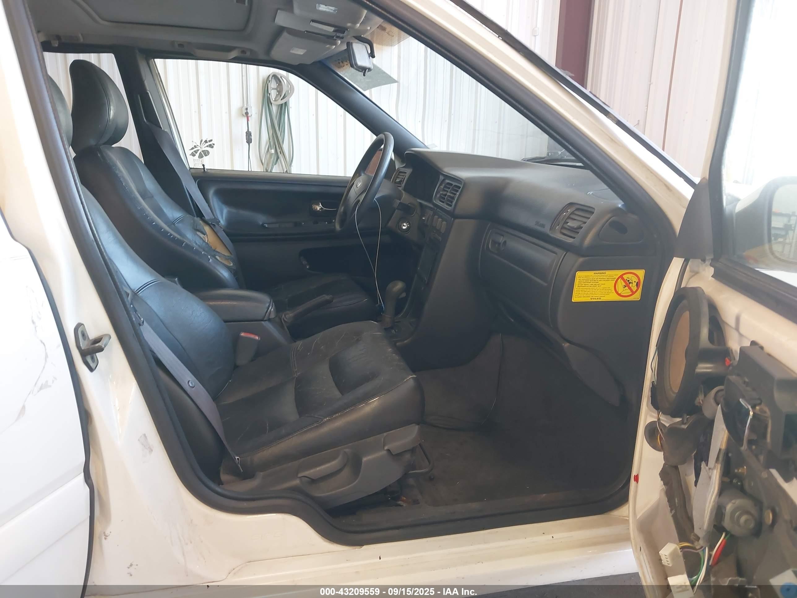 1999 Volvo V70   White vin: YV1LW55A1X2566705