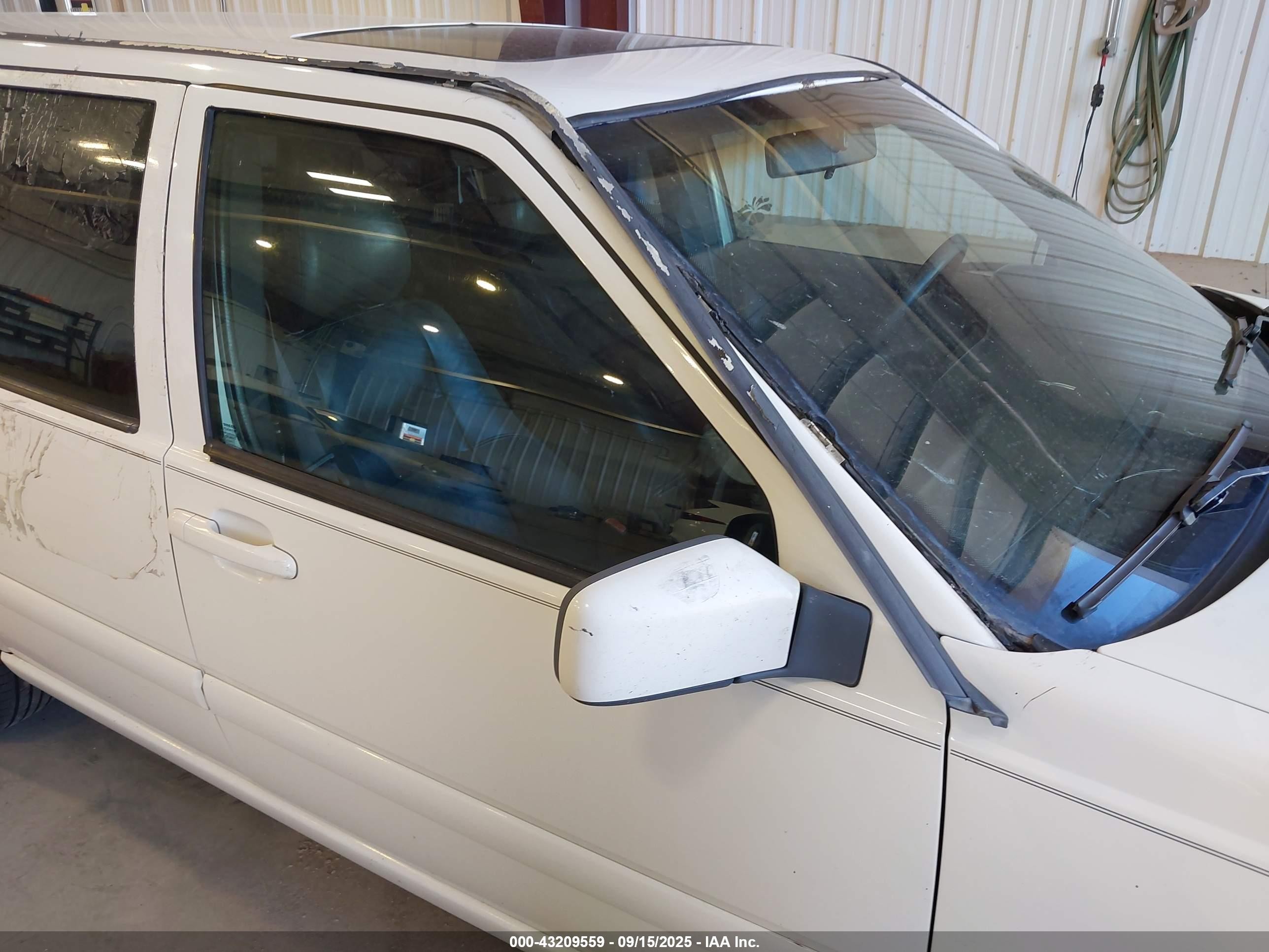 1999 Volvo V70   White vin: YV1LW55A1X2566705