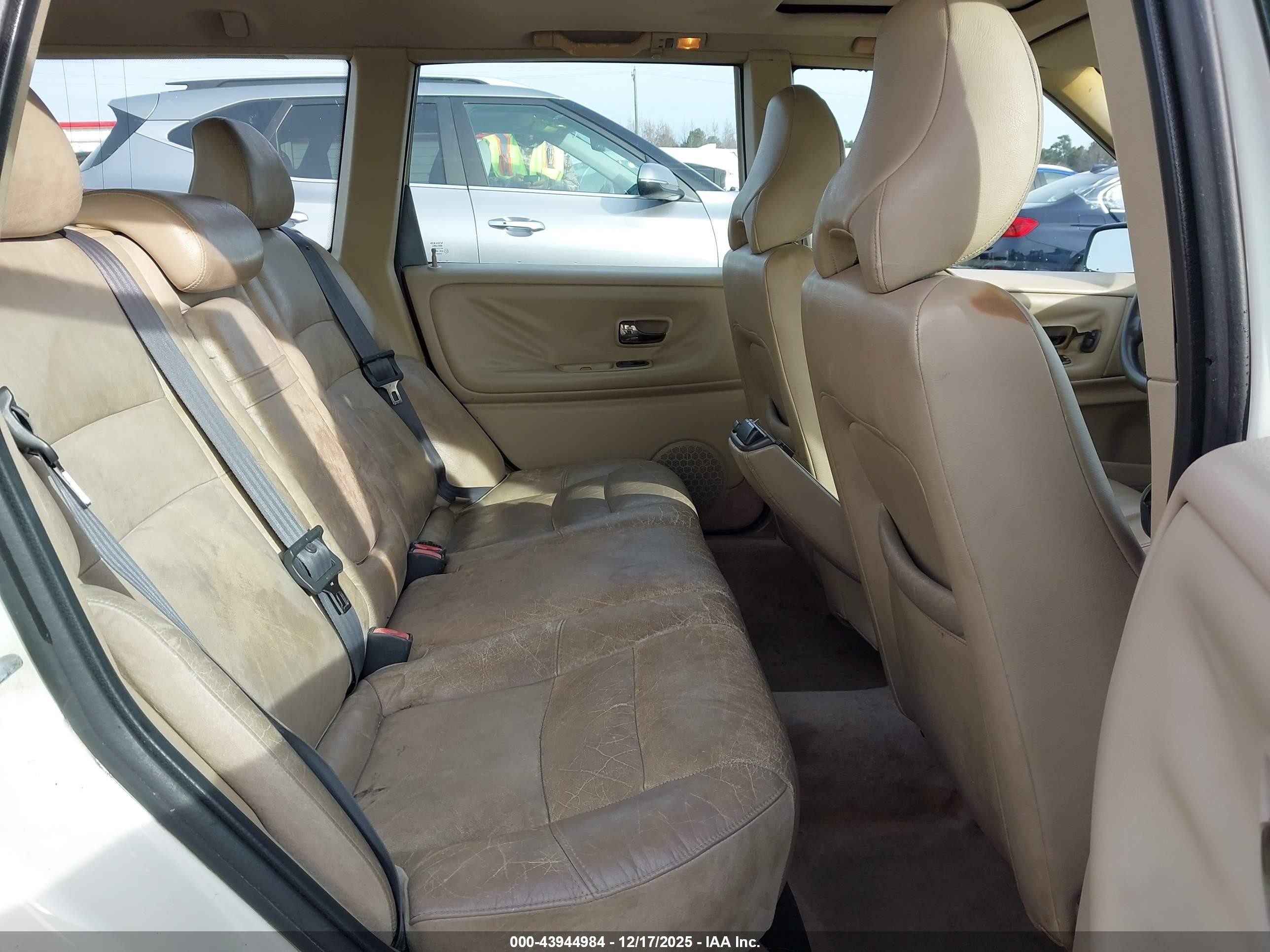 1999 Volvo V70   White vin: YV1LW55A1X2581463