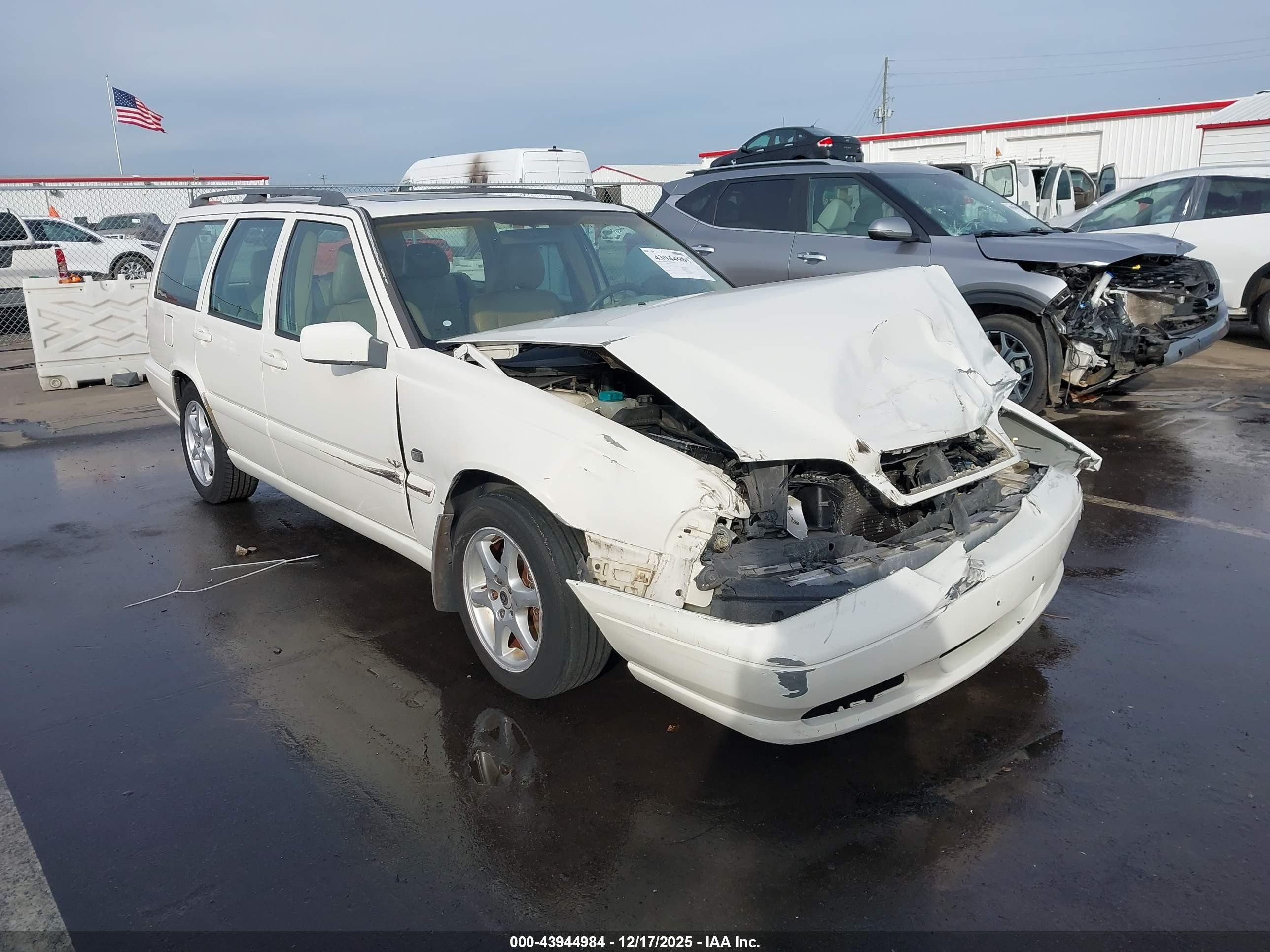 1999 Volvo V70   White vin: YV1LW55A1X2581463