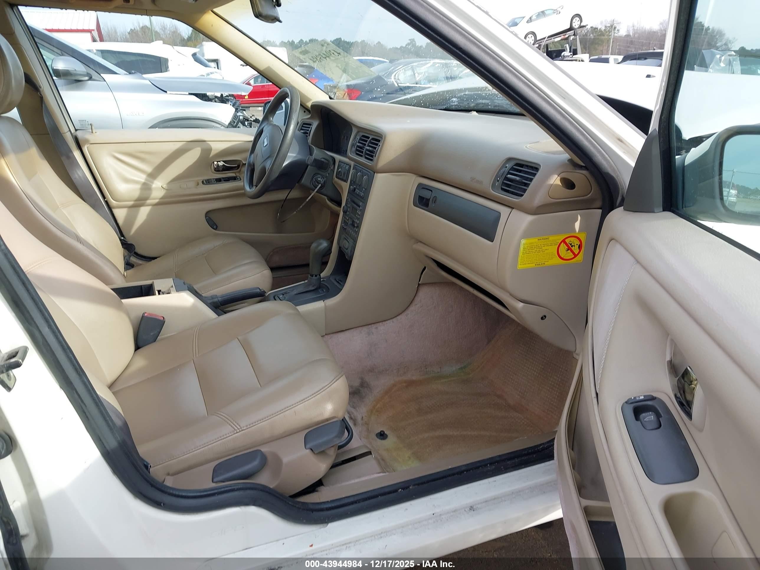1999 Volvo V70   White vin: YV1LW55A1X2581463