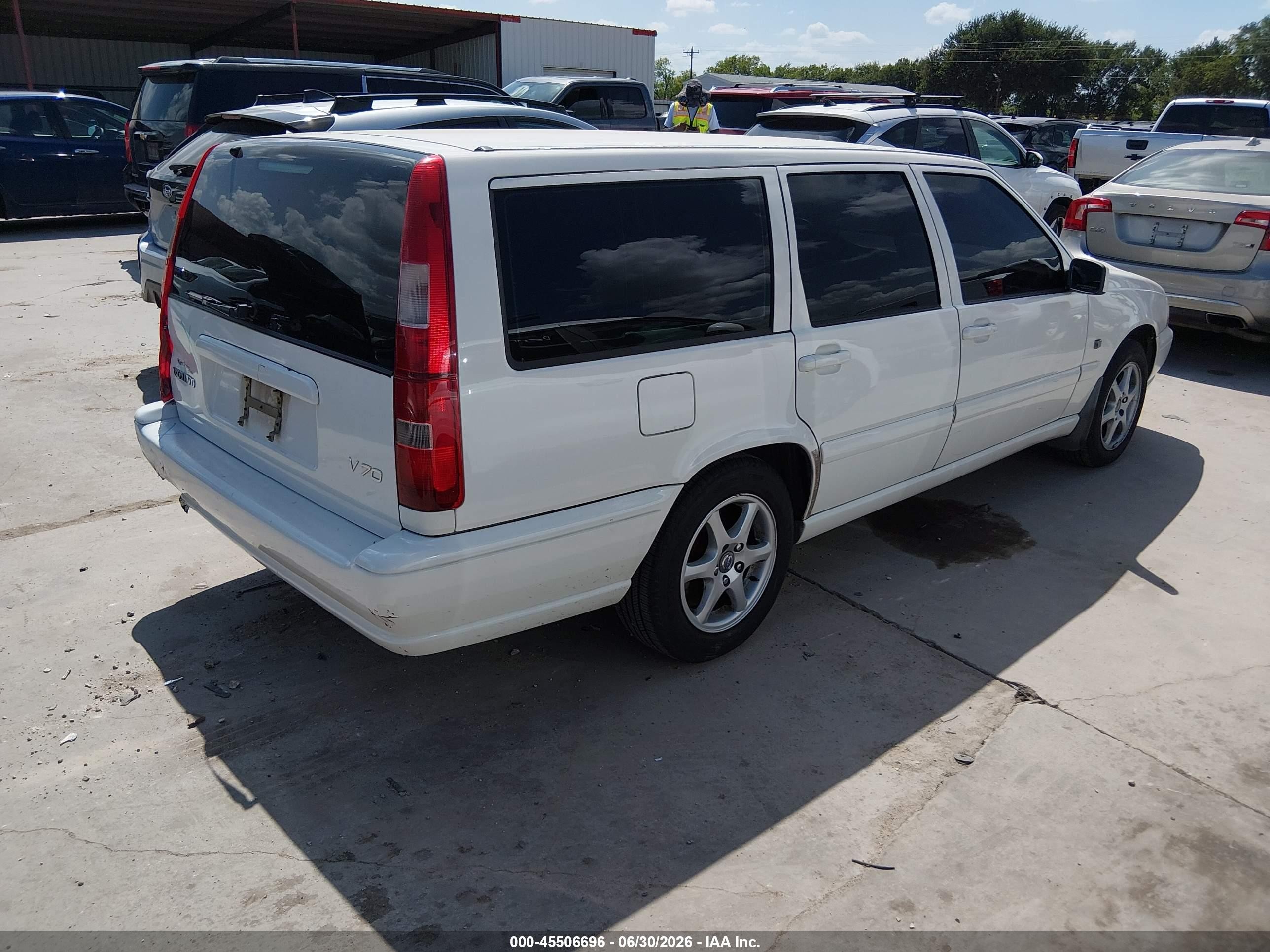 1999 Volvo V70   White vin: YV1LW55AXX2621524