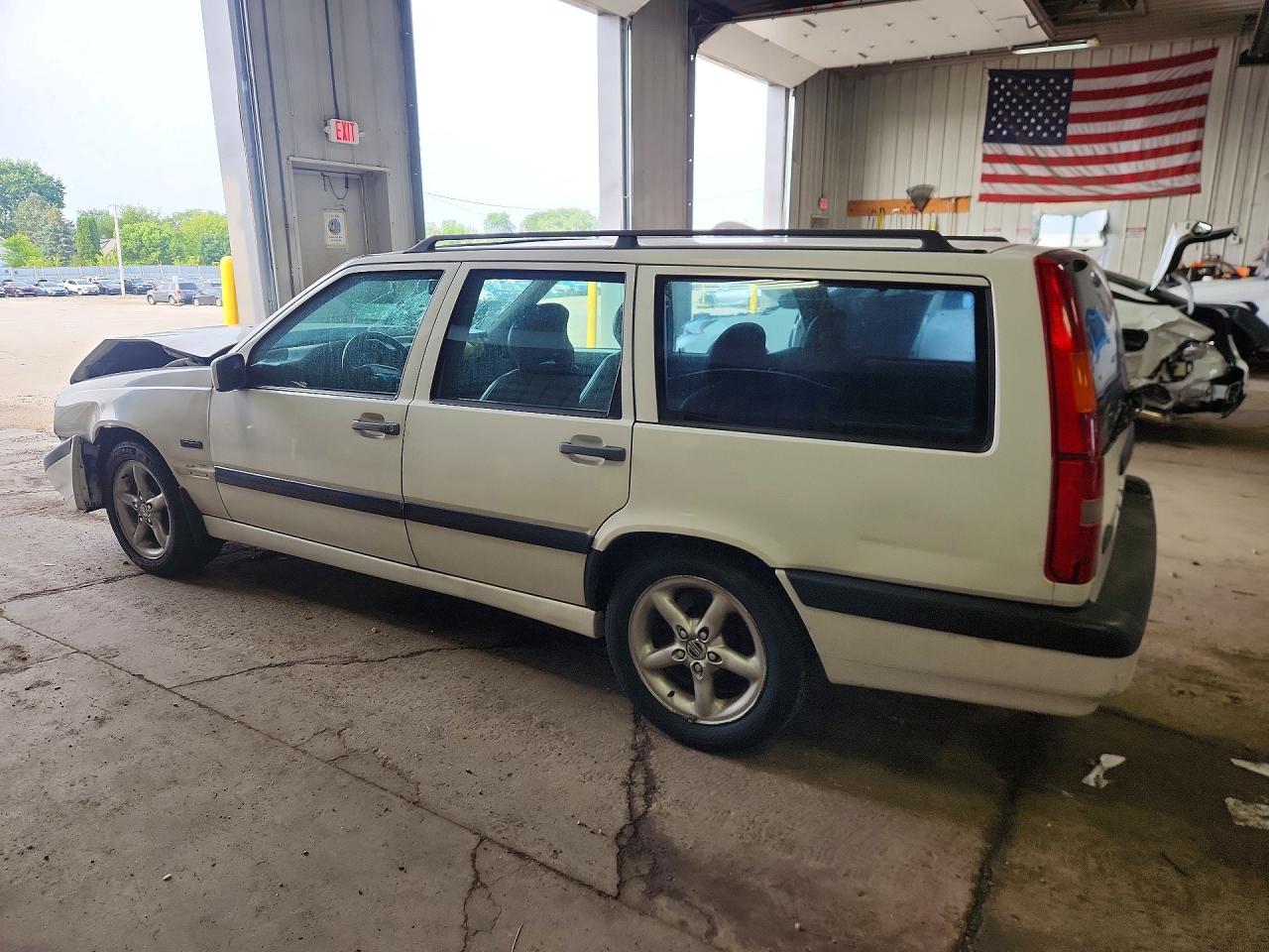 1997 Volvo 850 4d T5 White vin: YV1LW5728V2323816