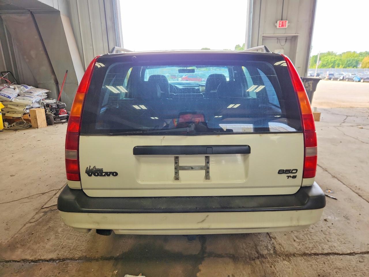 1997 Volvo 850 4d T5 White vin: YV1LW5728V2323816