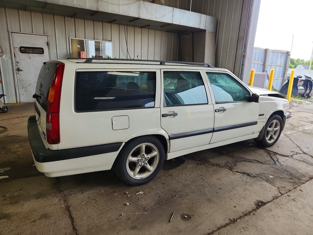1997 Volvo 850 4d T5 White vin: YV1LW5728V2323816