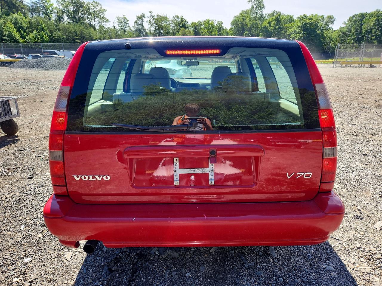 2000 Volvo V70 Red vin: YV1LW61J2Y2669418
