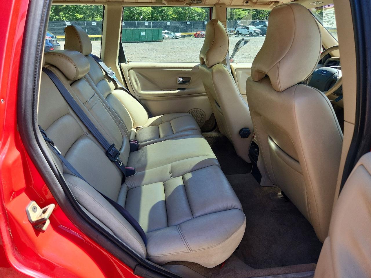 2000 Volvo V70 Red vin: YV1LW61J2Y2669418