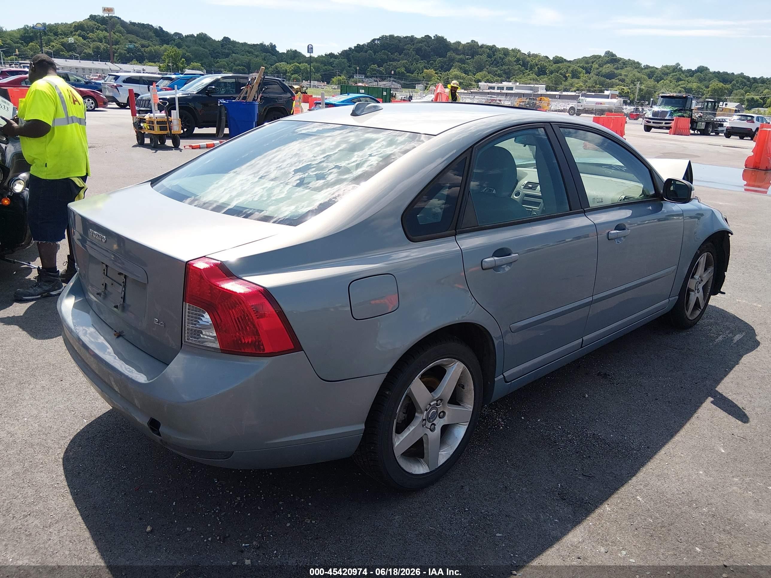 2008 Volvo S40 2.4l/2.4l W/snrf Light Blue vin: YV1MS382982385975