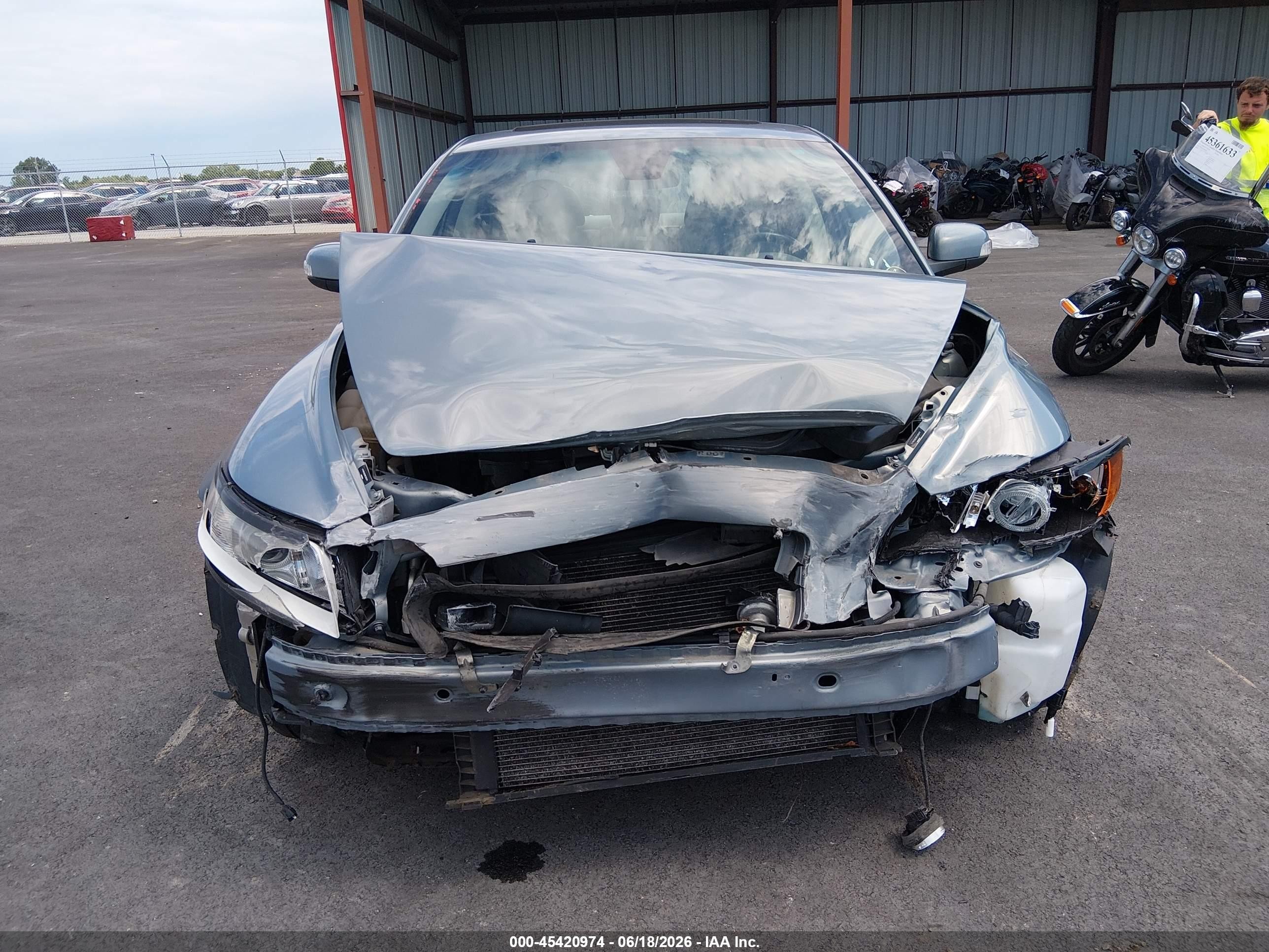 2008 Volvo S40 2.4l/2.4l W/snrf Light Blue vin: YV1MS382982385975