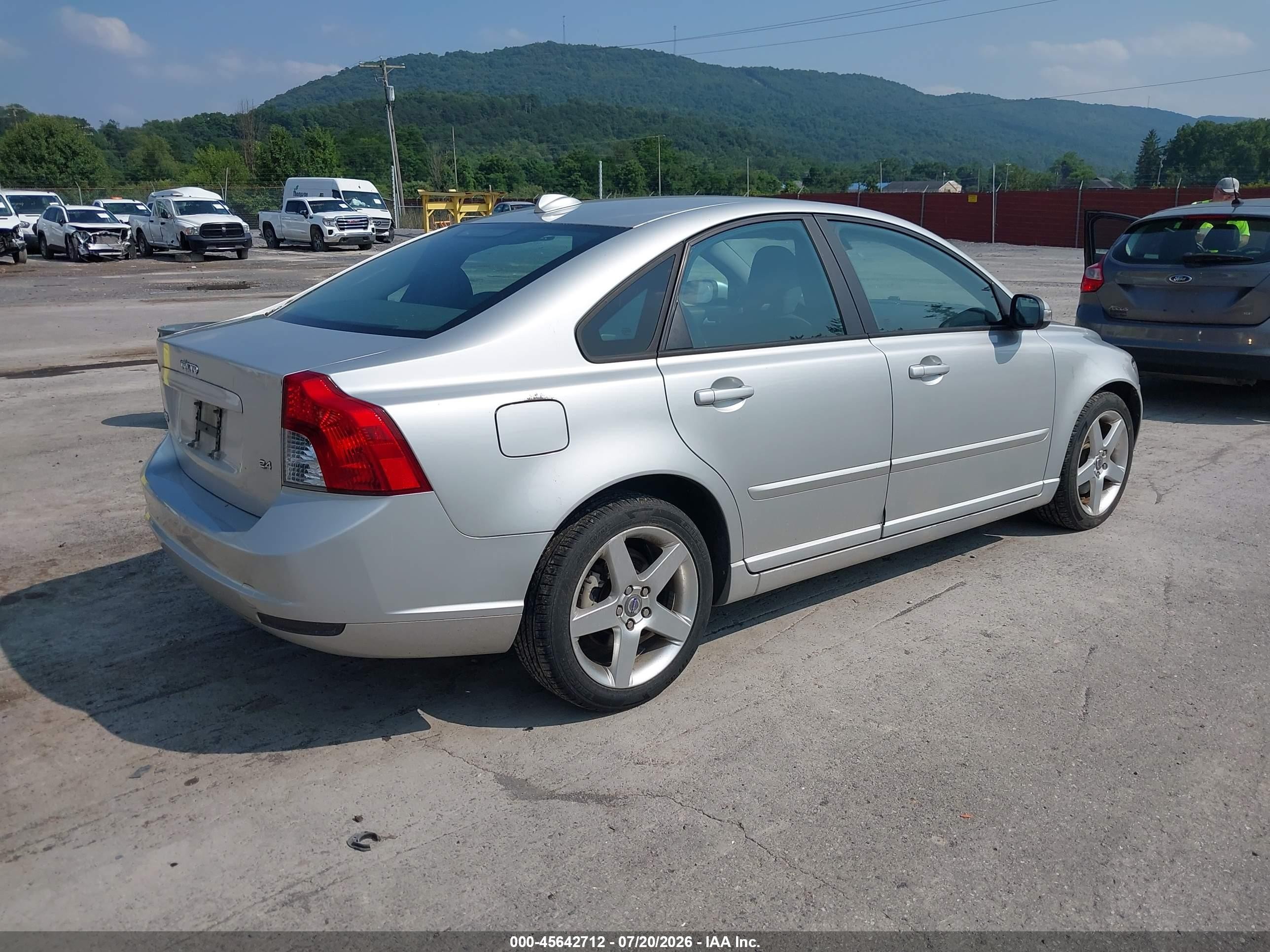 2008 Volvo S40 2.4l/2.4l W/snrf Silver vin: YV1MS382X82365511