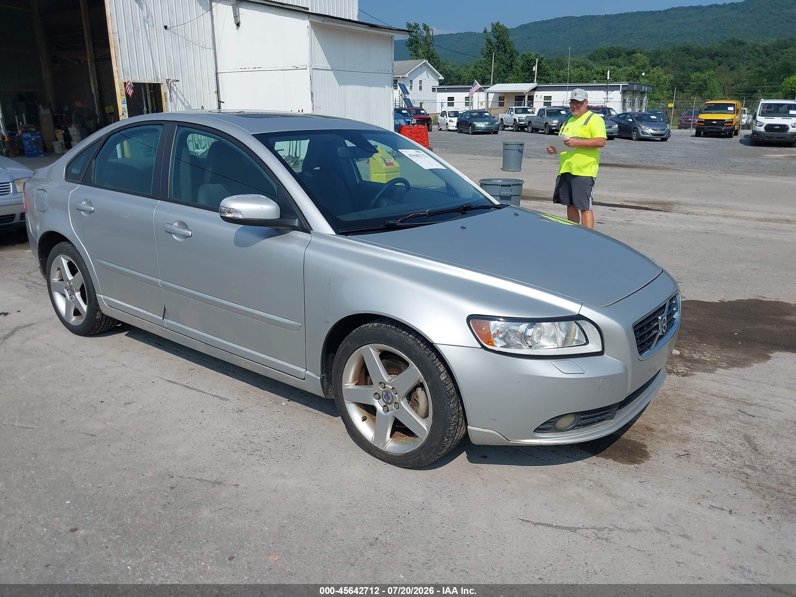 2008 Volvo S40 2.4l/2.4l W/snrf Silver vin: YV1MS382X82365511