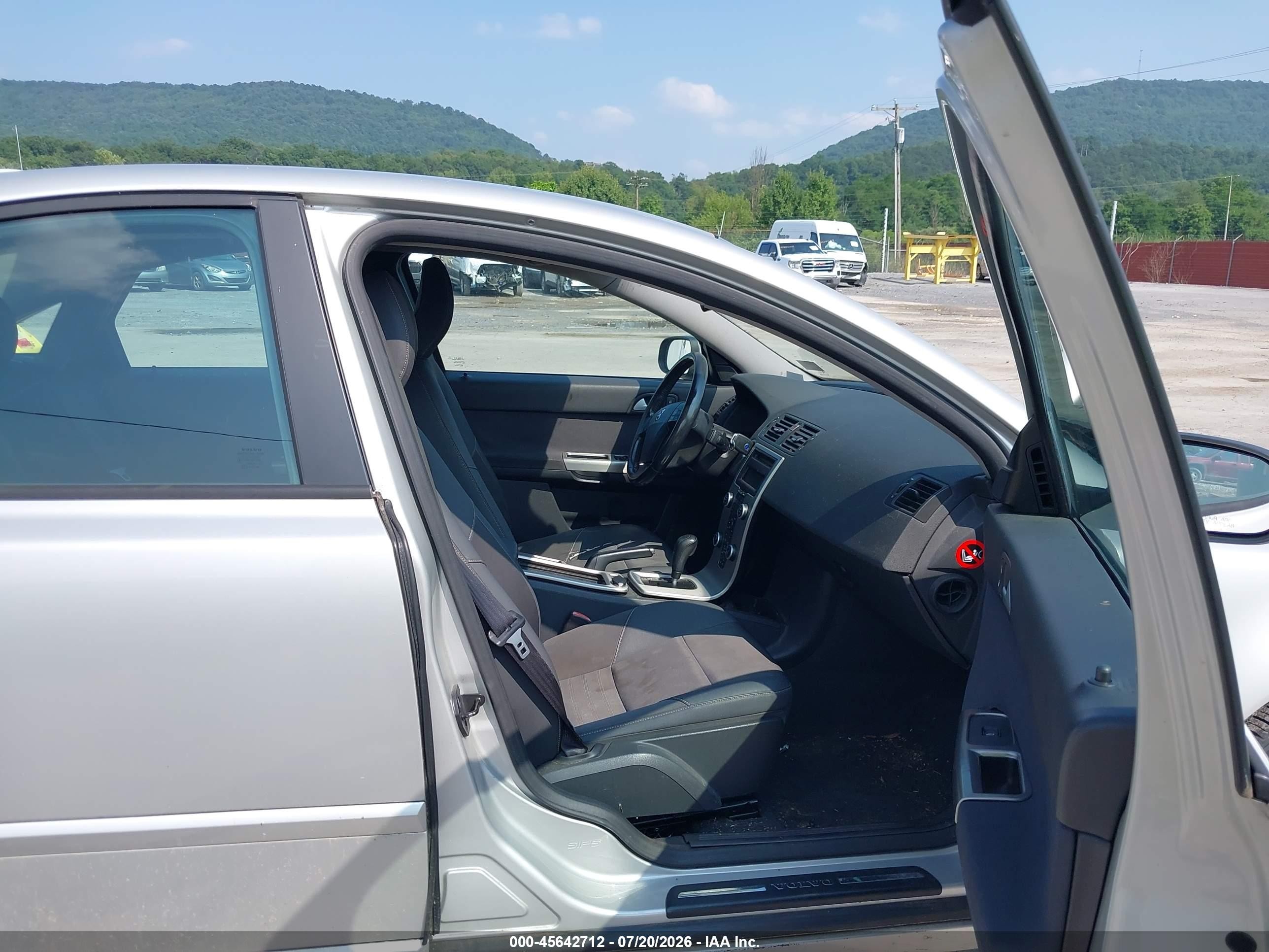 2008 Volvo S40 2.4l/2.4l W/snrf Silver vin: YV1MS382X82365511