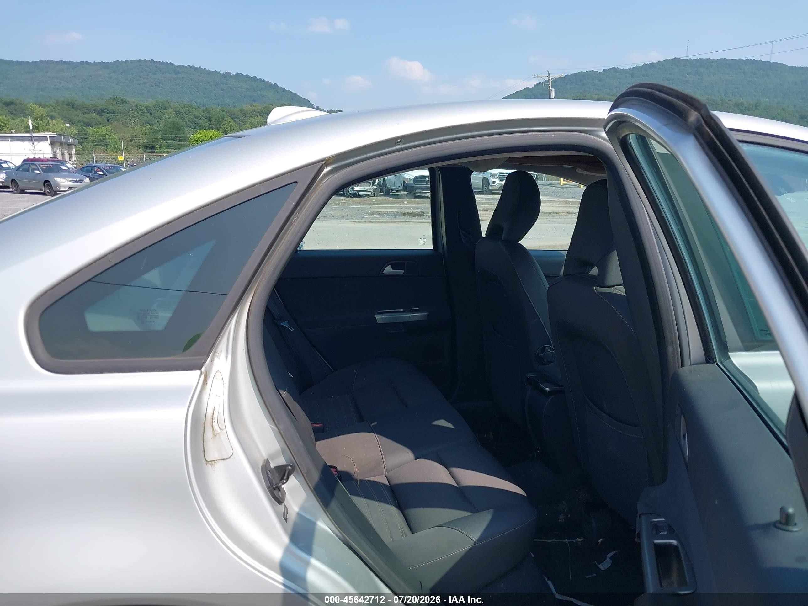 2008 Volvo S40 2.4l/2.4l W/snrf Silver vin: YV1MS382X82365511