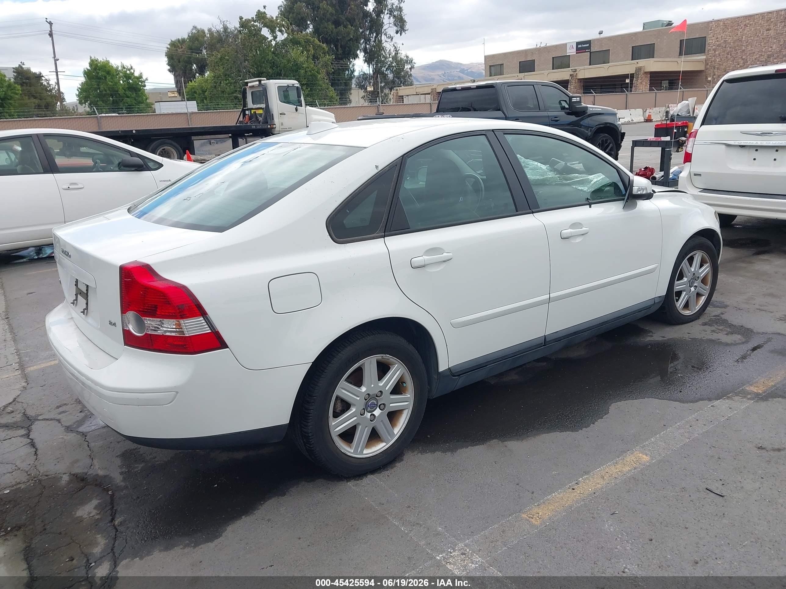 2007 Volvo S40 2.4i Белый vin: YV1MS390972268120
